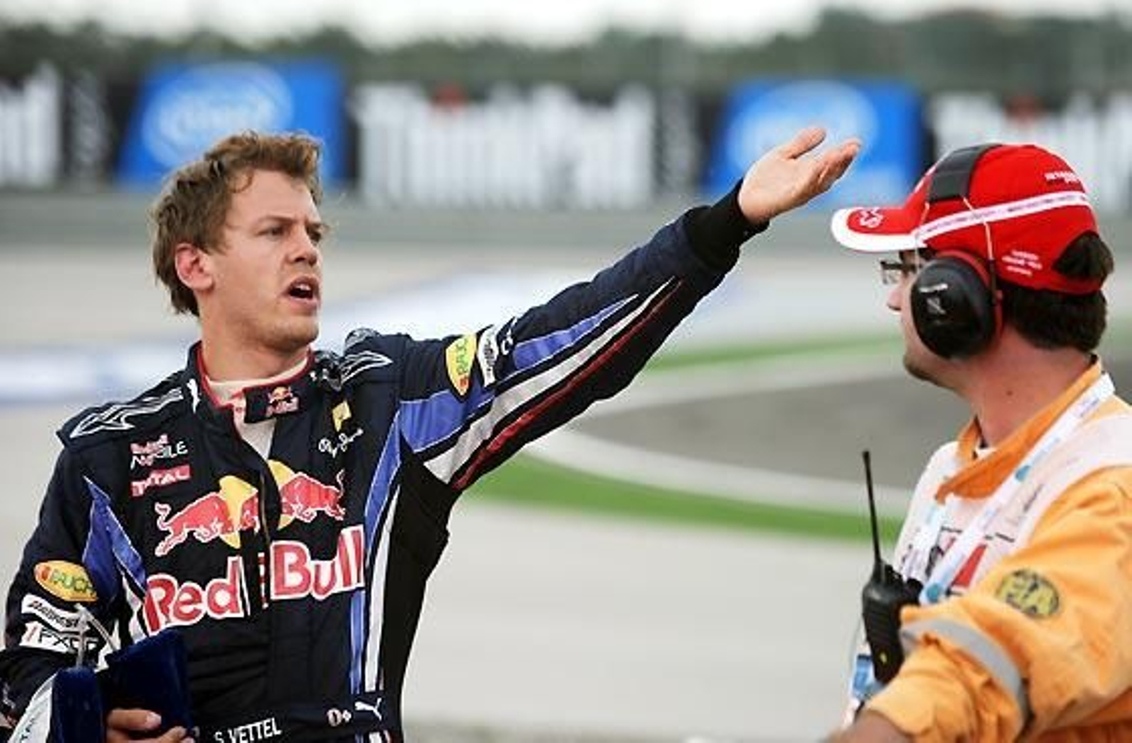El alemán de Red Bull Sebastian Vettel abandona airado la pista, culpando a su compañero Mark Webber del incidente.

Foto: Reuters / Afp Photo / Efe