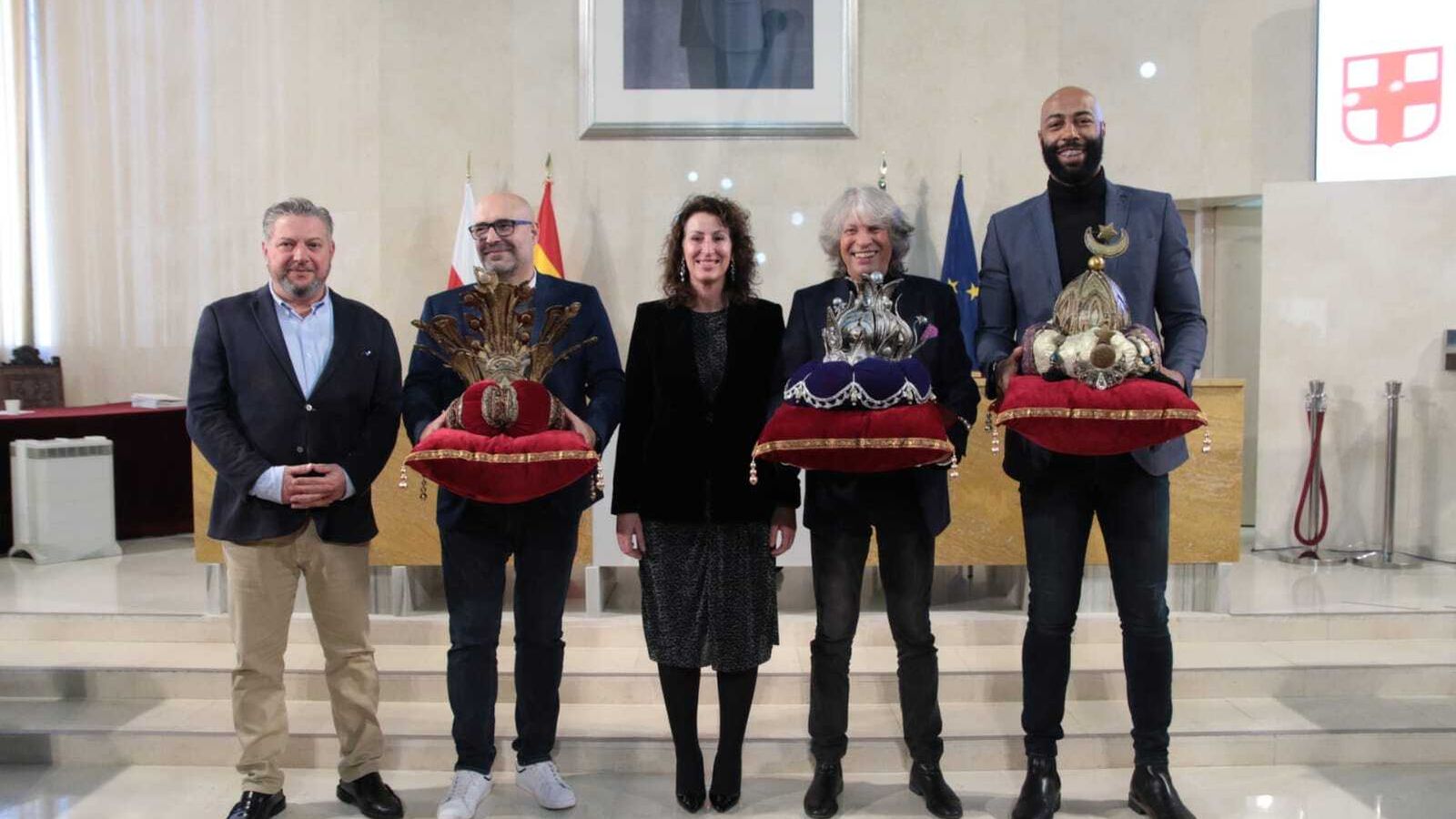 La alcaldesa y el concejal de Cultura con los tres emisarios de los Reyes Magos