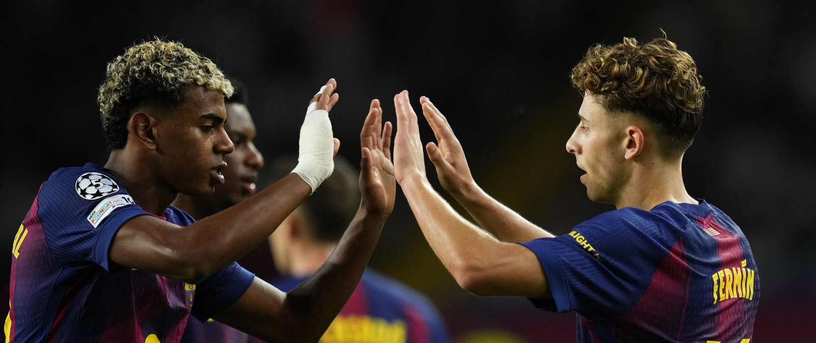 Lamine Yamal felicita a Fermín tras uno de sus tres goles.