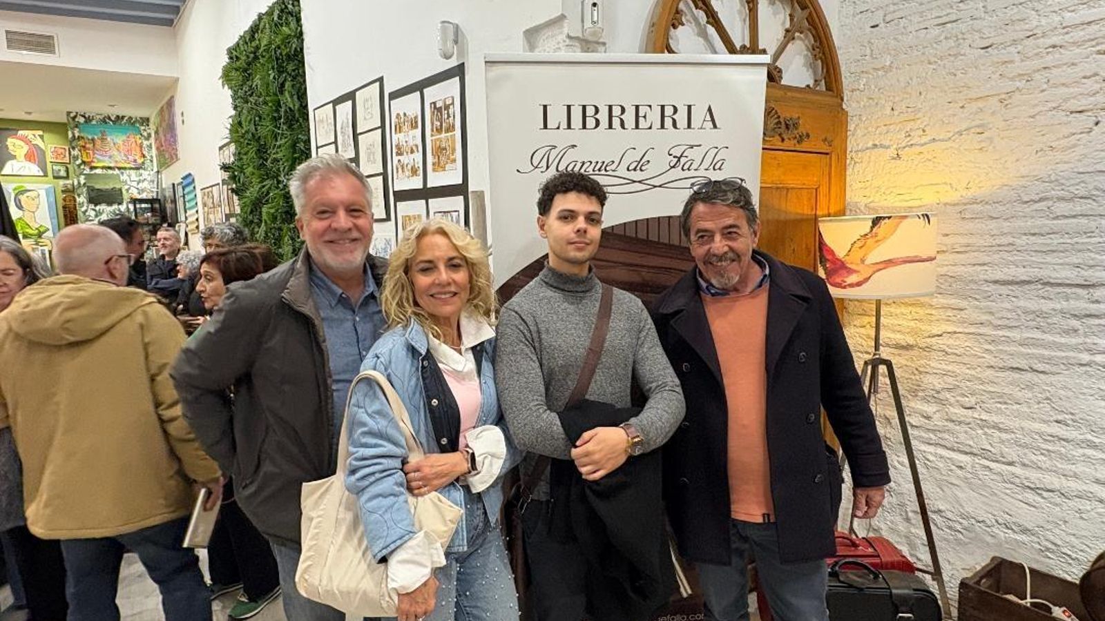 Quete Martínez, Ana Vázquez, Álvaro Tirado y Manuel y Jorge Aracama, recorriendo la exposición tras  su inauguración.