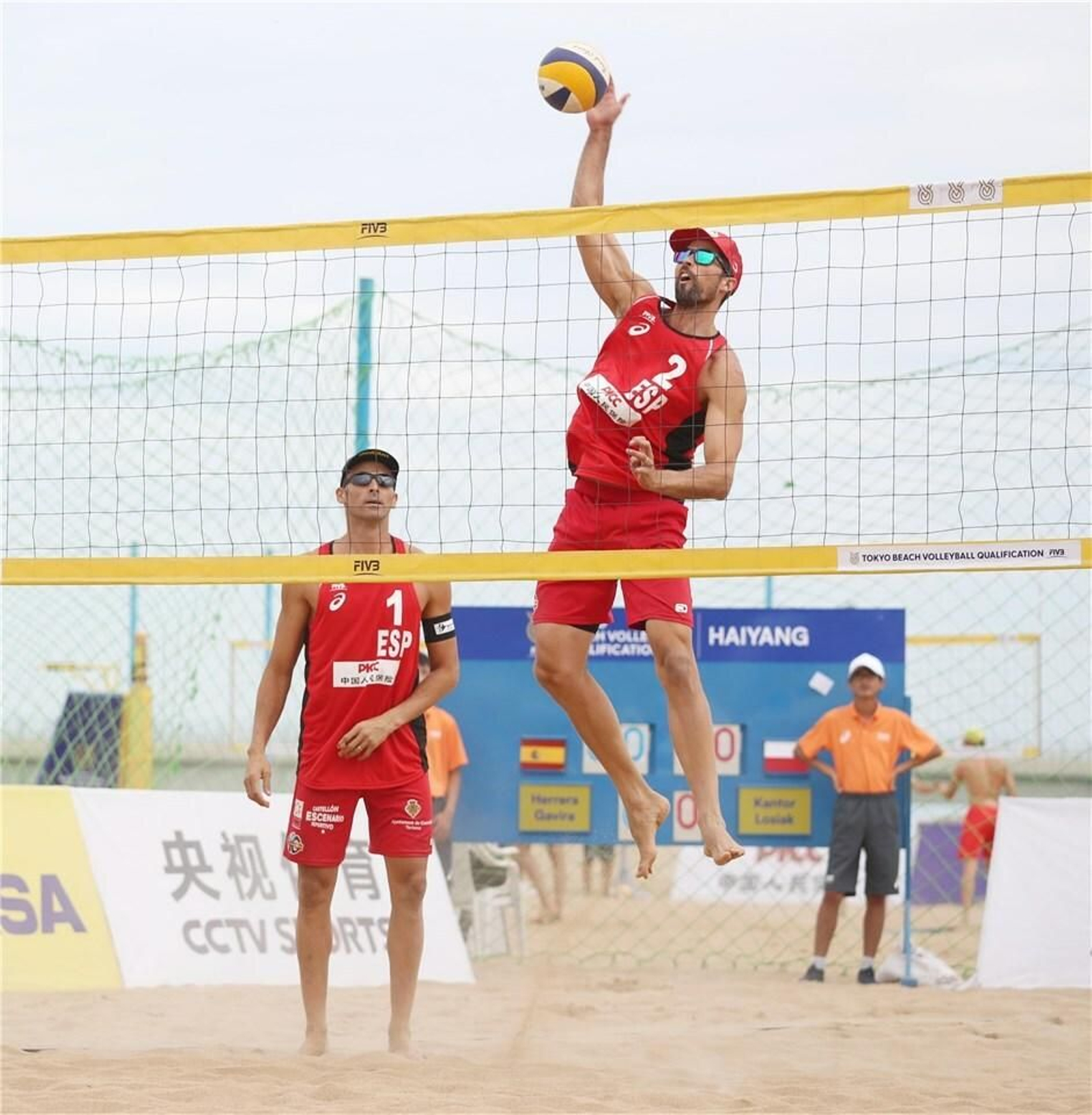 Adrián Gavira se dipone a golpear ante la atenta mirada de Pablo Herrera