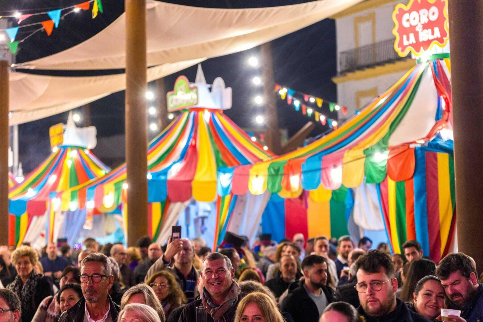 La noche de coros (y otras agrupaciones) en el Carnaval de San Fernando, en imágenes.