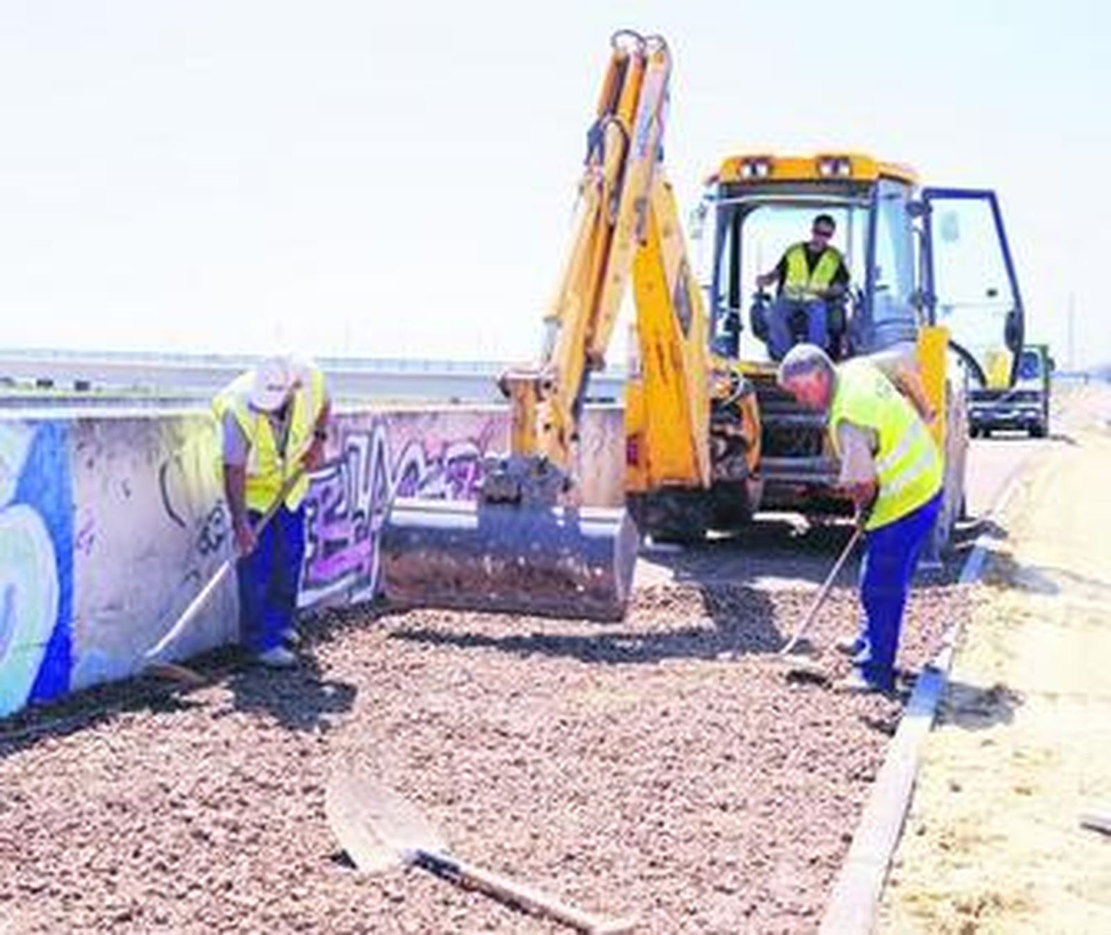 Operarios trabajan en uno de los tramos del carril para las bicicletas que se encuentra paralelo al río Iro.