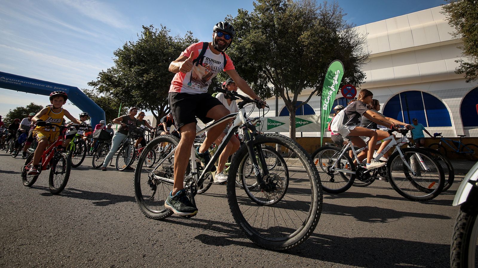 Gran ambiente en la fiesta de la bici y la amistad