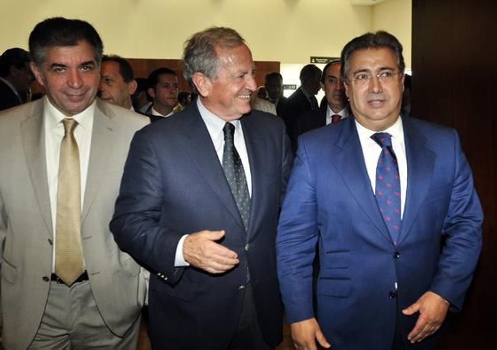 Antonio Pérez y José Gandía, director general y presidente, respectivamente, de Vega Real Innova, con Zoido.

Foto: J.C.Vázquez/V.Hidalgo/M.Gómez