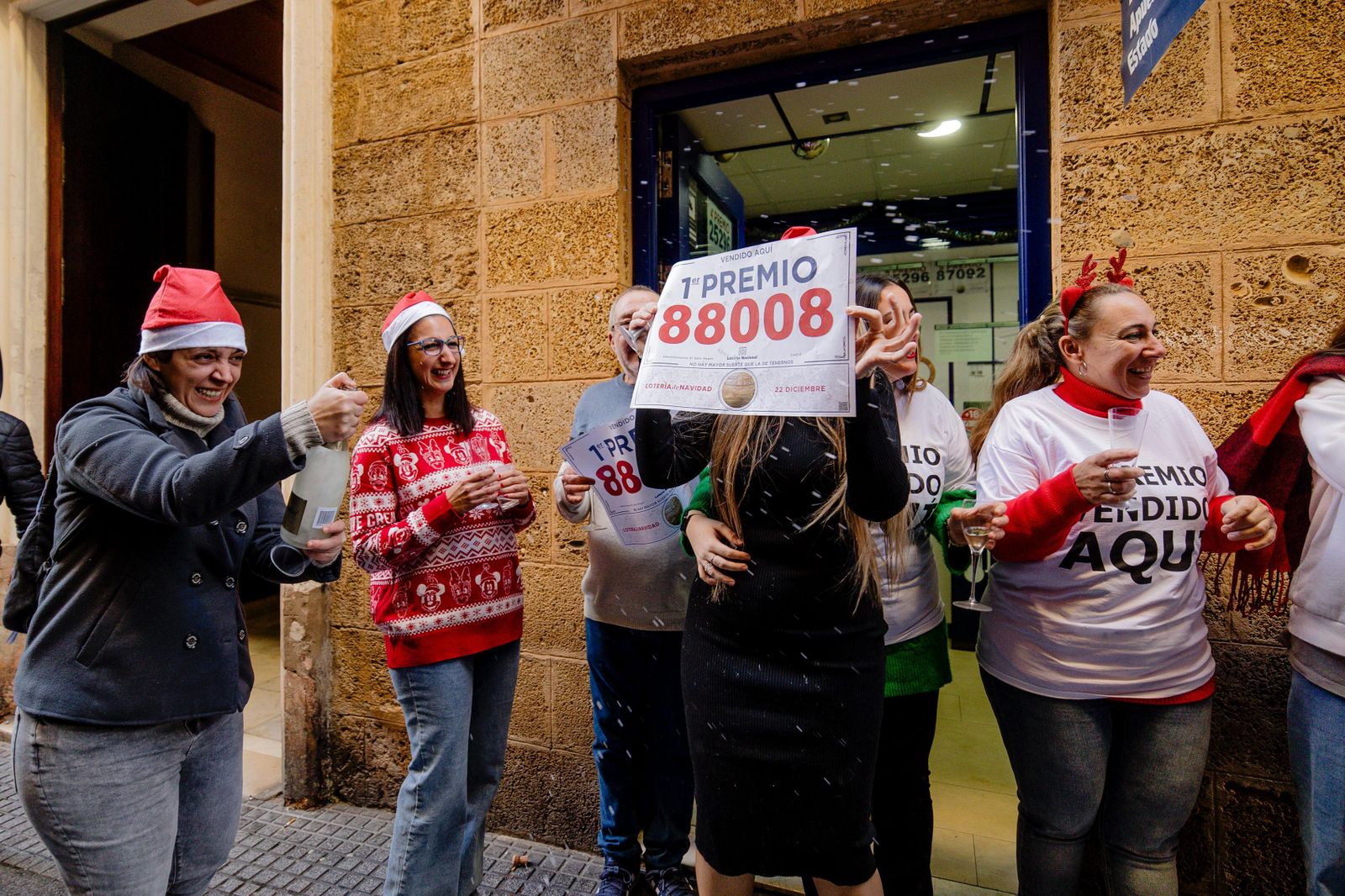 Lotería de Navidad 2023: Las imágenes de la celebración del Gordo en Cádiz