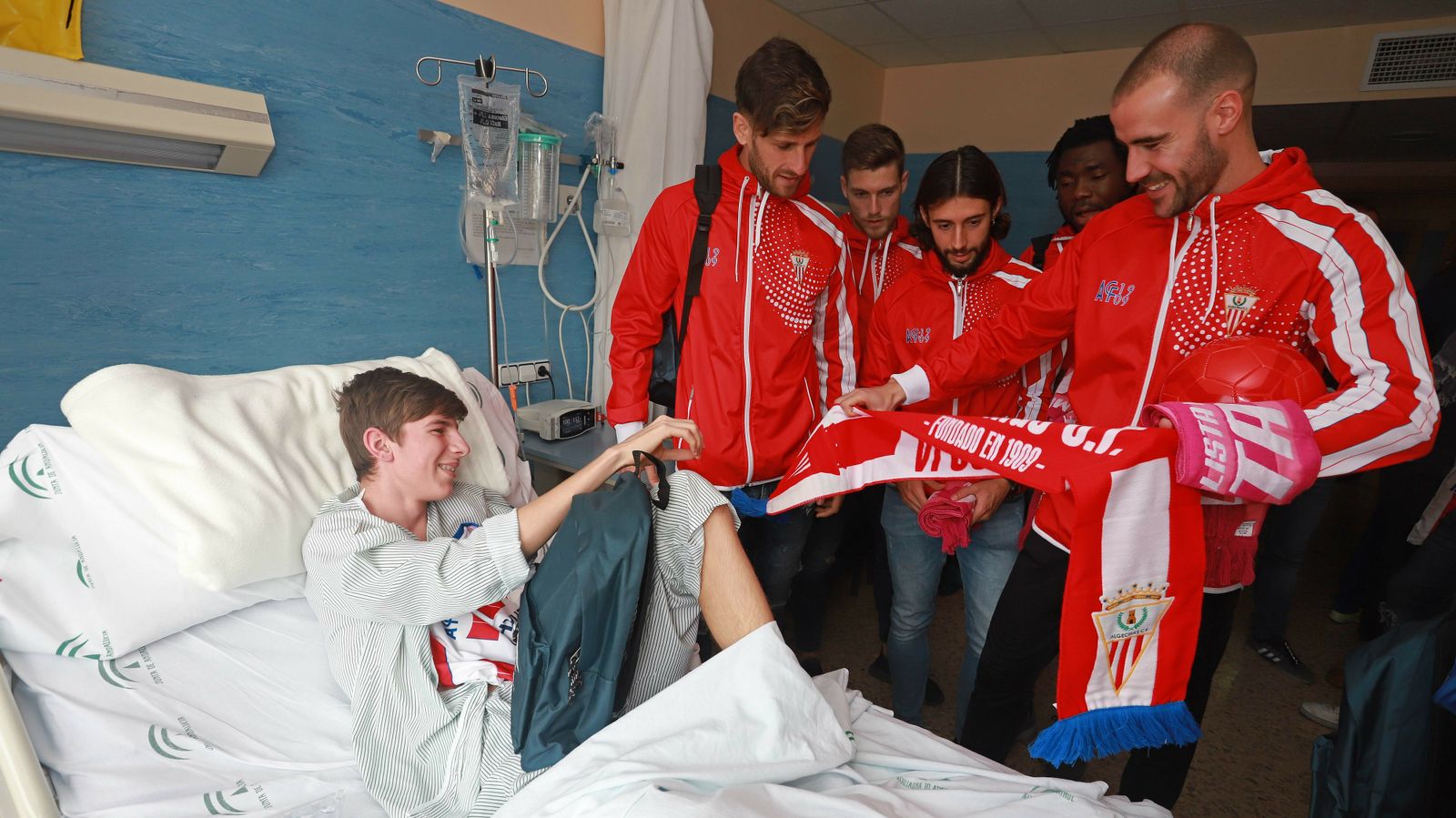 Visita de los jugadores del Algeciras CF al hospital Punta Europa