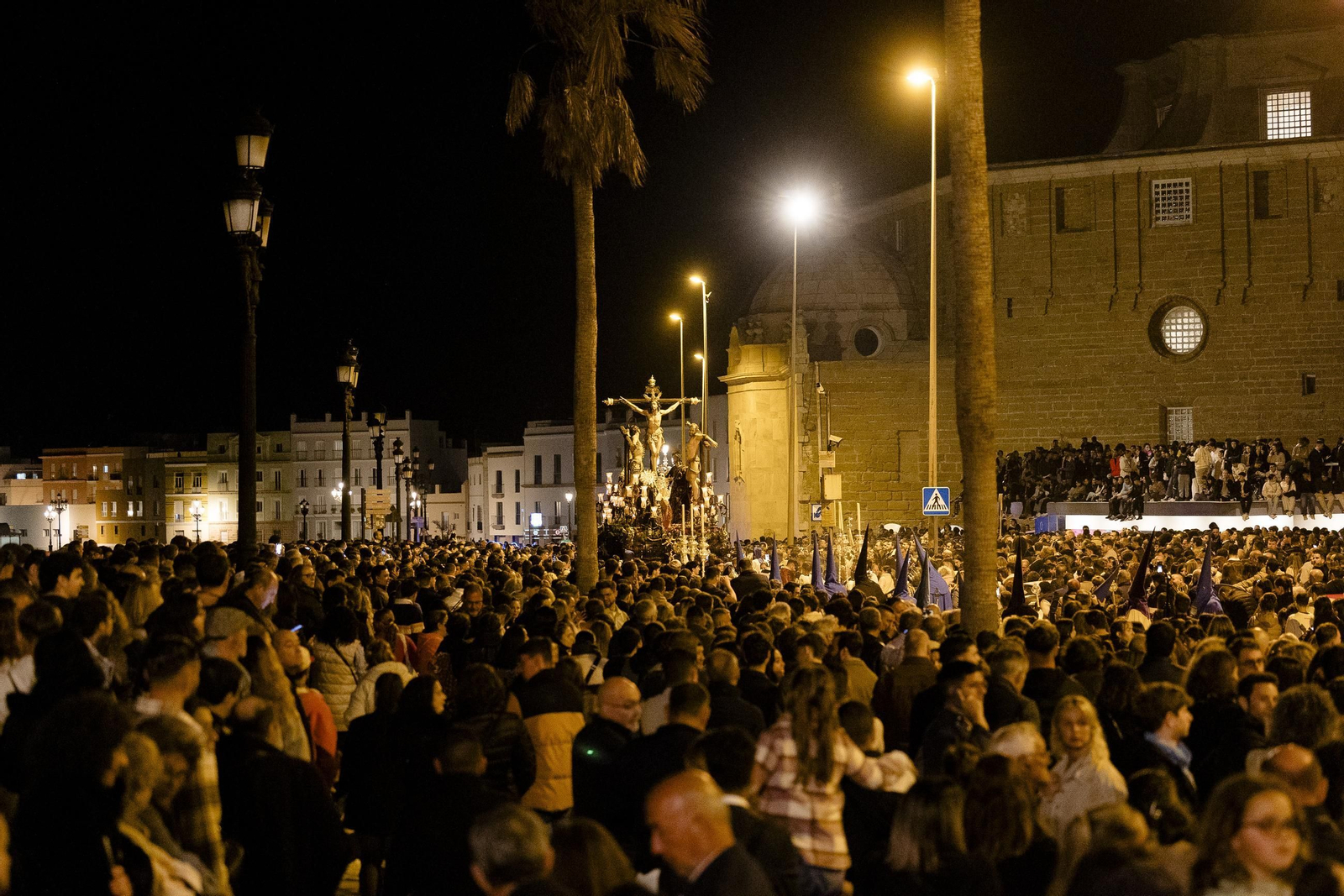 Imágenes de la salida del Perdón en la Semana Santa de Cádiz 2025