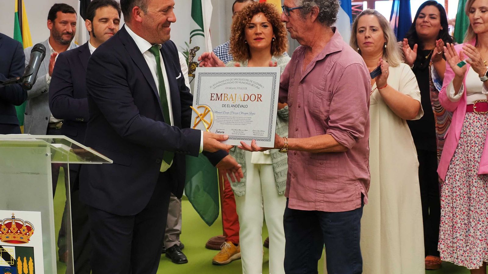 El conocido cetrero Manuel Diego pareja-Obregón recibió el título de 'Embajador del Andévalo'