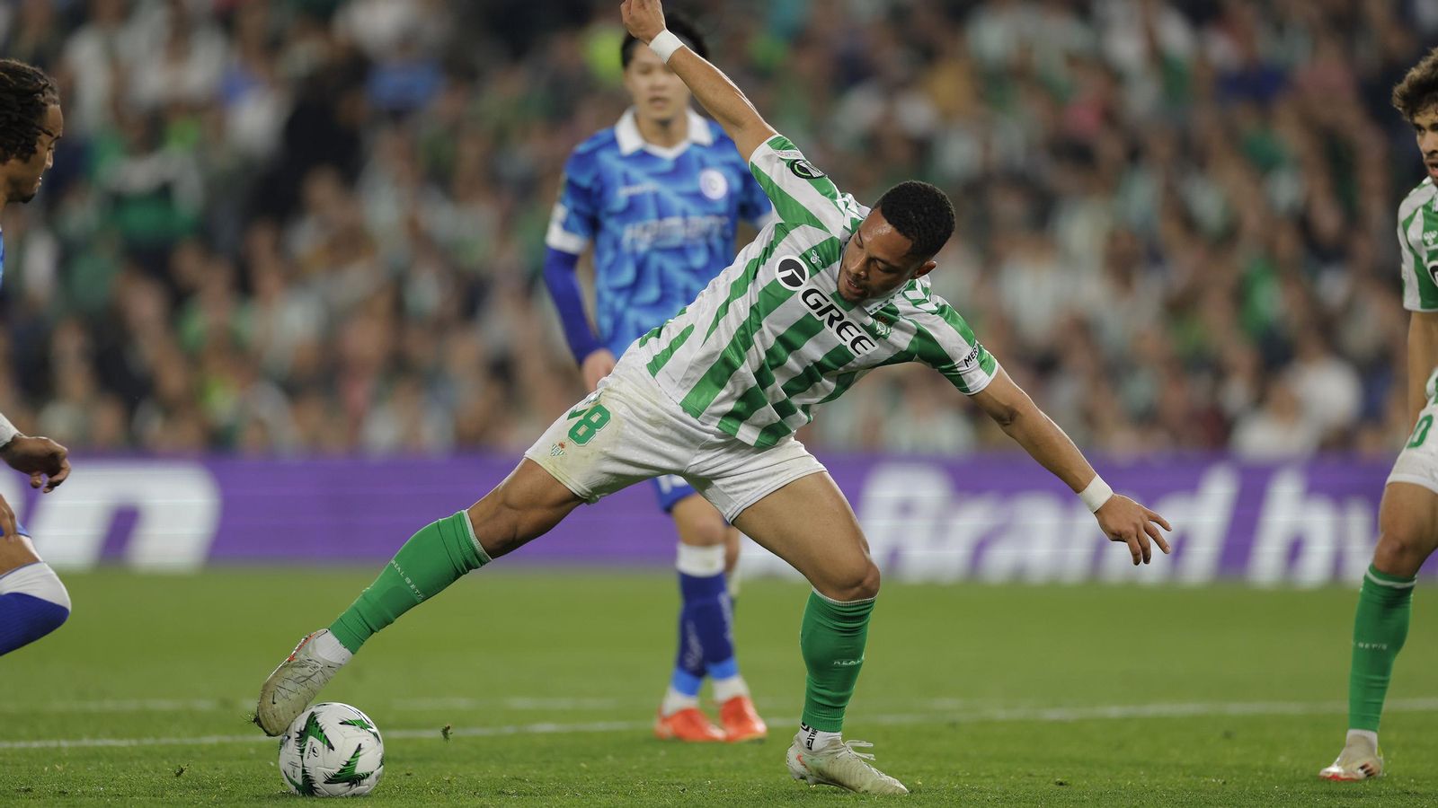 Vitor Roque trata de quedarse con un balón que no puede controlar.
