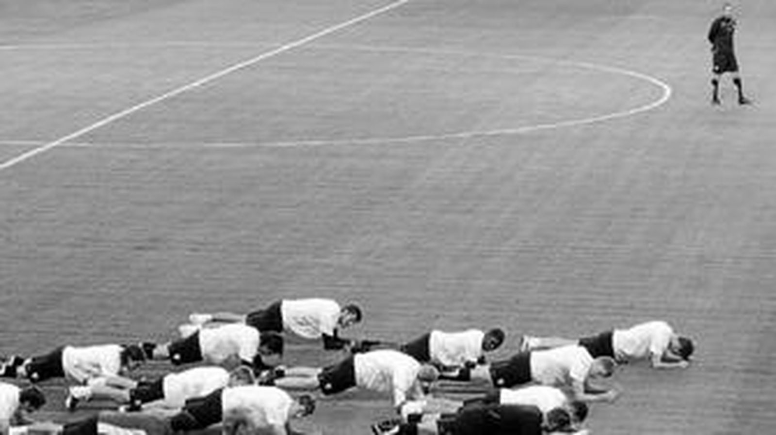 Los jugadores del Stuttgart, tirados en el césped mientras Markus Babbel los vigila.