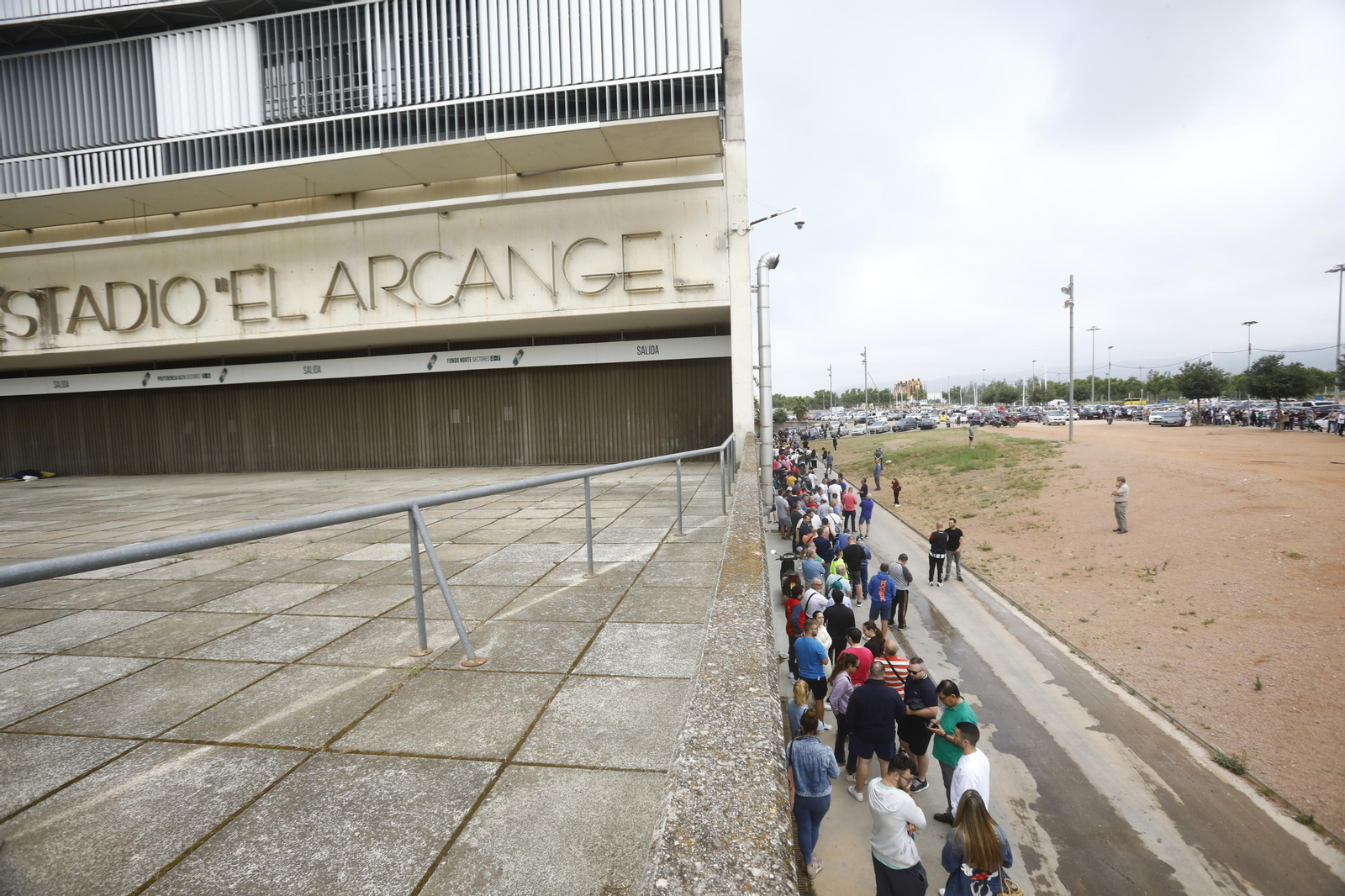 Las mejores fotos de las colas de El Arcángel para conseguir las entradas del Córdoba CF - Barcelona Atlétic Las mejores fotos de las colas de El Arcángel para conseguir las entradas del Córdoba CF - Barcelona Atlétic