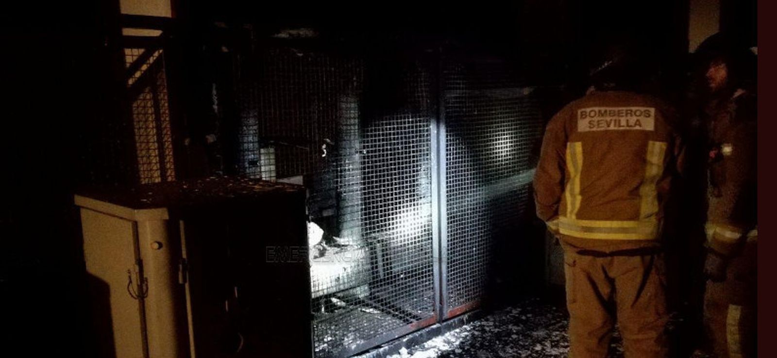 Bomberos en la subestación en la que se ha producido la avería.
