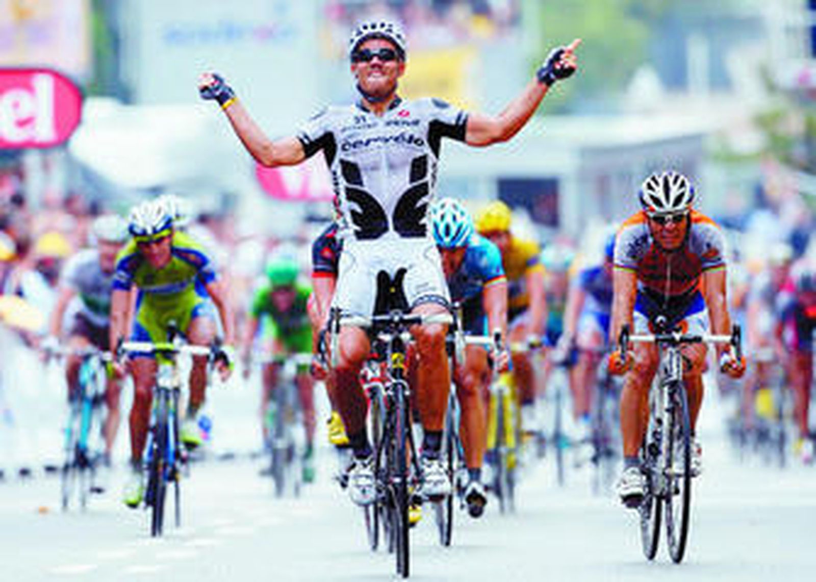 Thor Hushovd celebra la victoria en la línea de meta de Montjuïc por delante del español Óscar Freire.