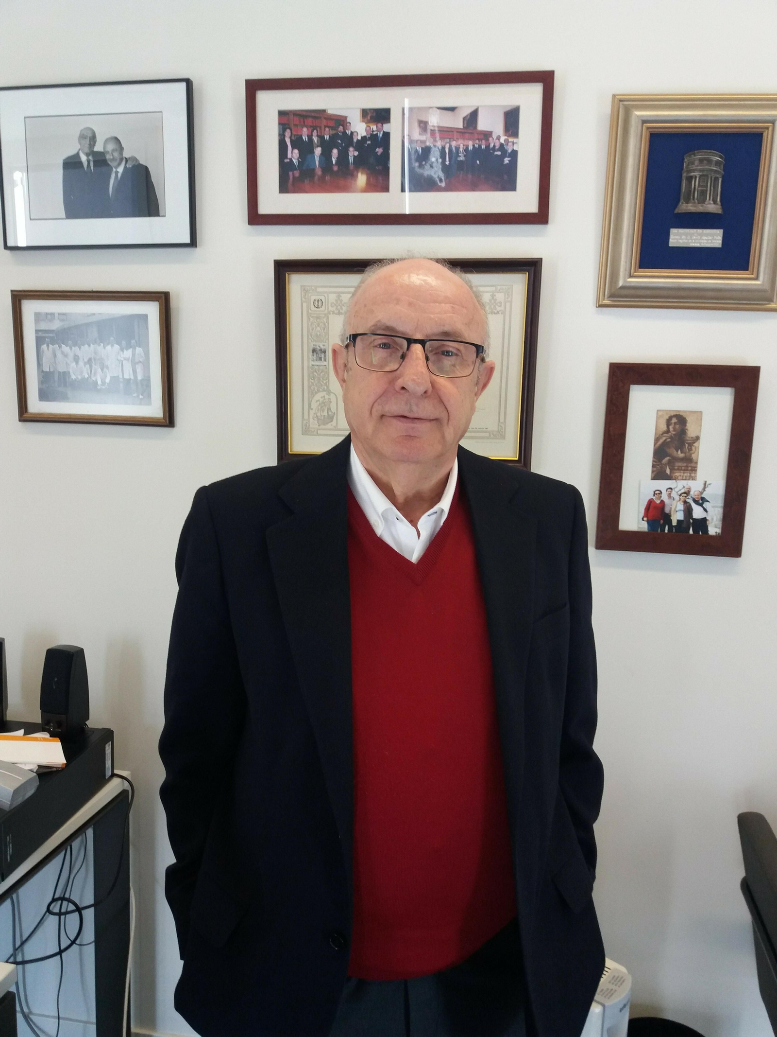 El que fuera rector de la UGR, David Aguilar, en su despacho.