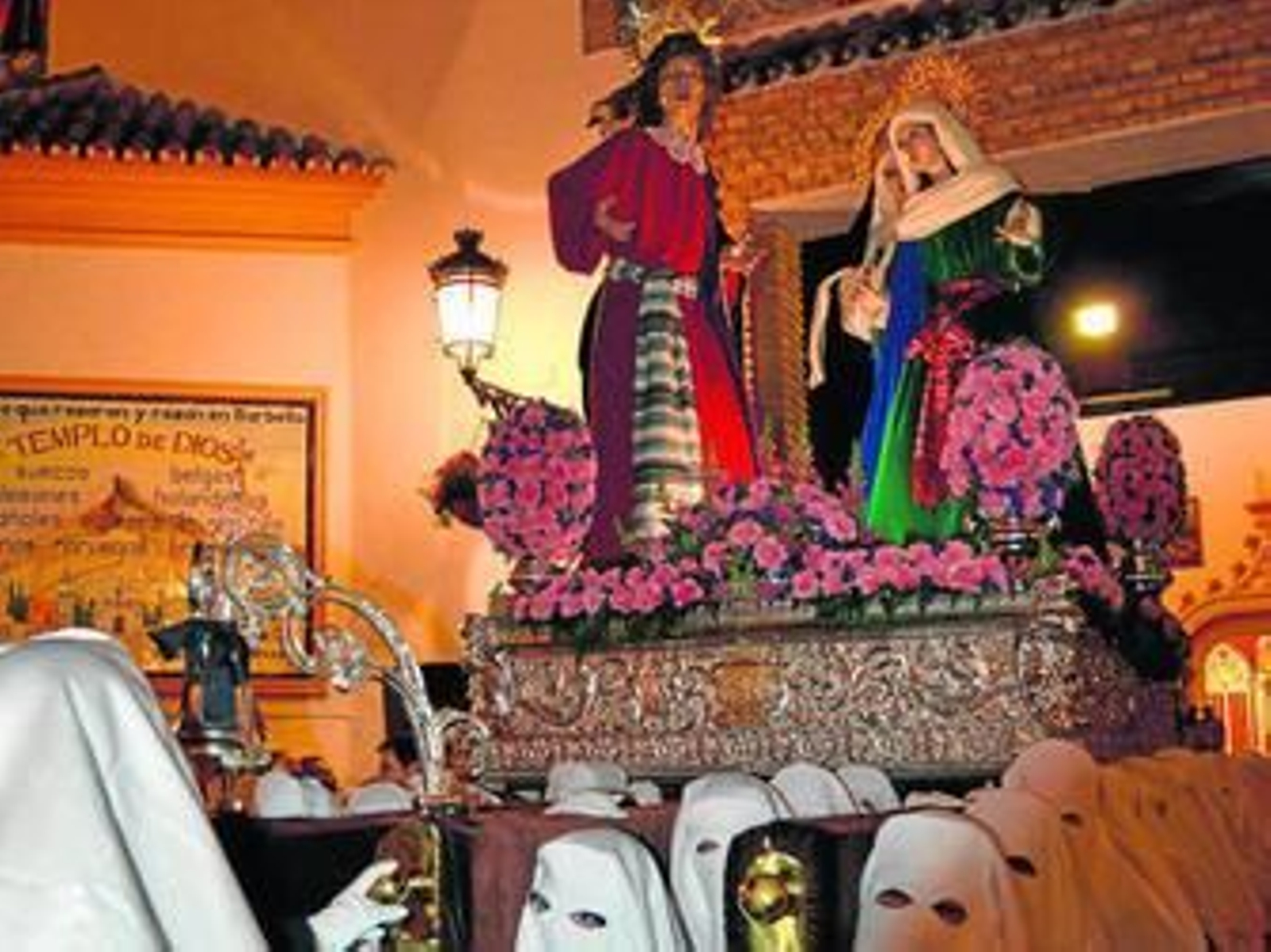 La imagen de San Lázaro, junto a Santa Marta y María, en la procesión de ayer en Marbella.