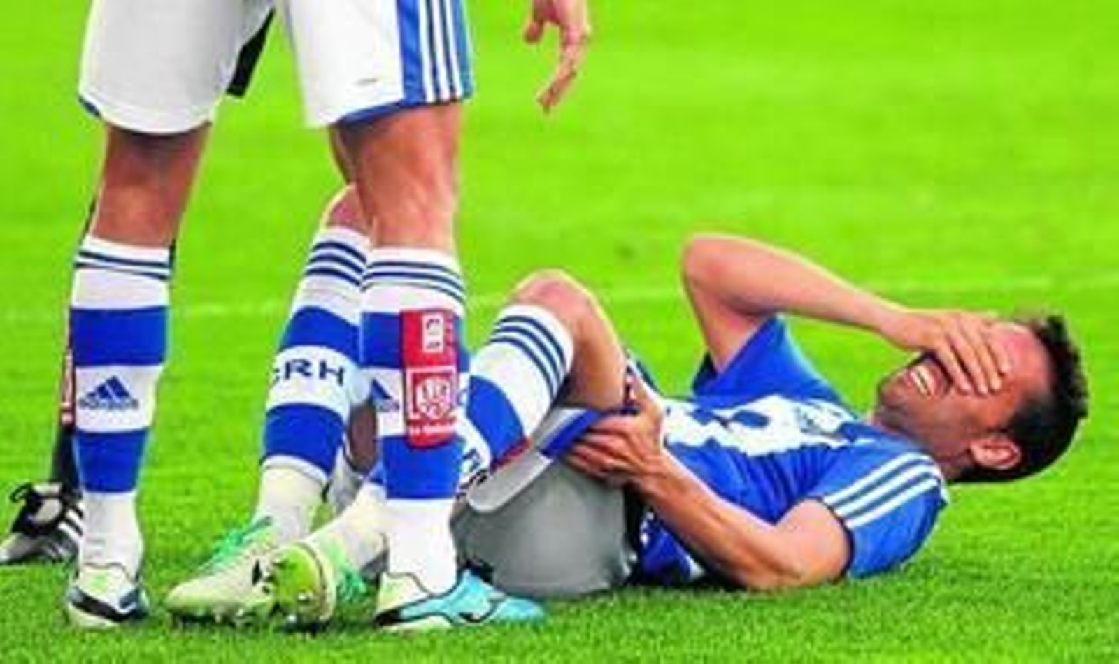 Ángel Montoro se duele en el césped durante el partido ante el Betis.