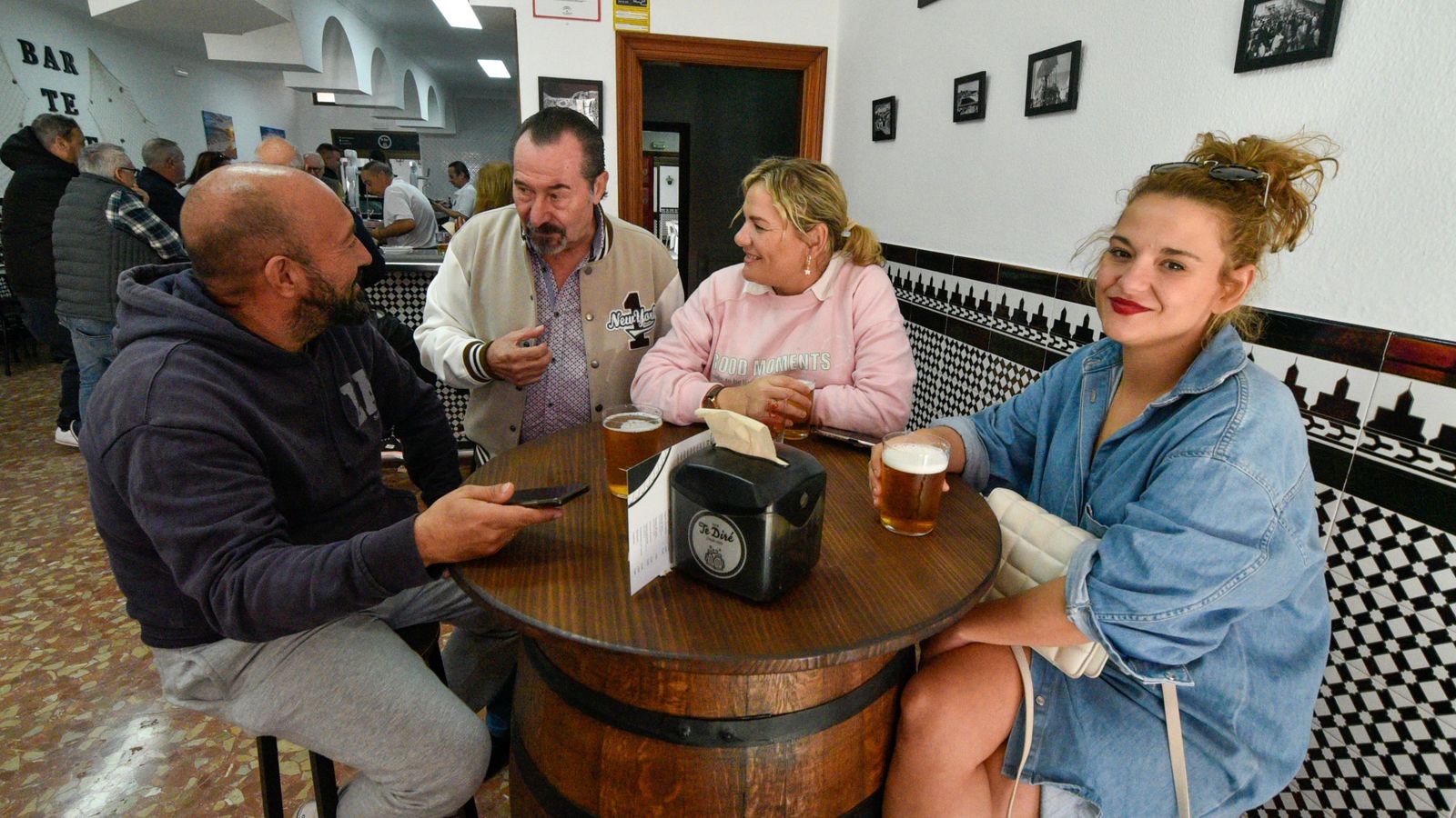 Las fotos del primer dia de reapertura del Bar 'Te dire' en Algeciras