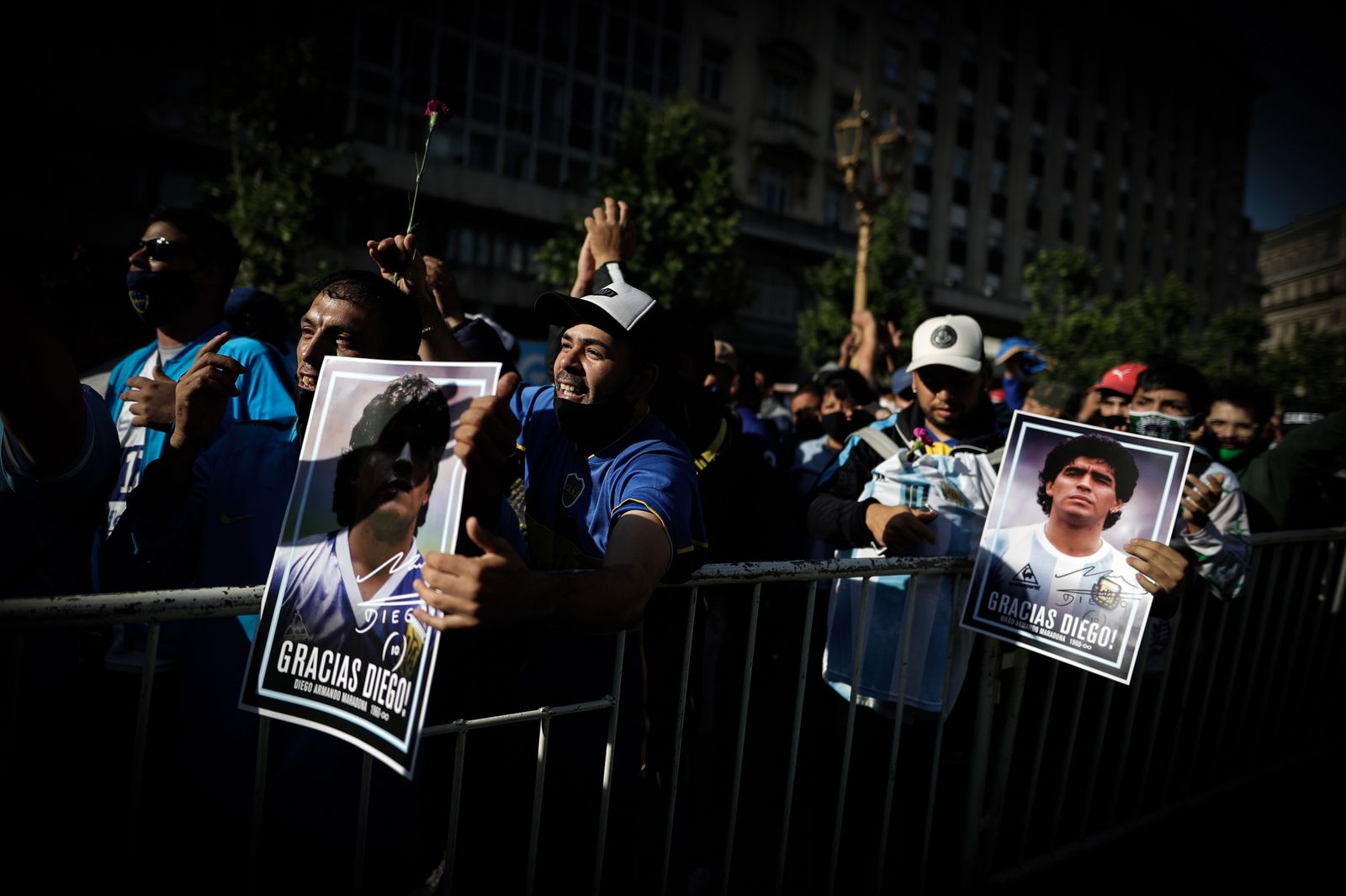 Fotos de los incidentes ante la capilla ardiente de Maradona