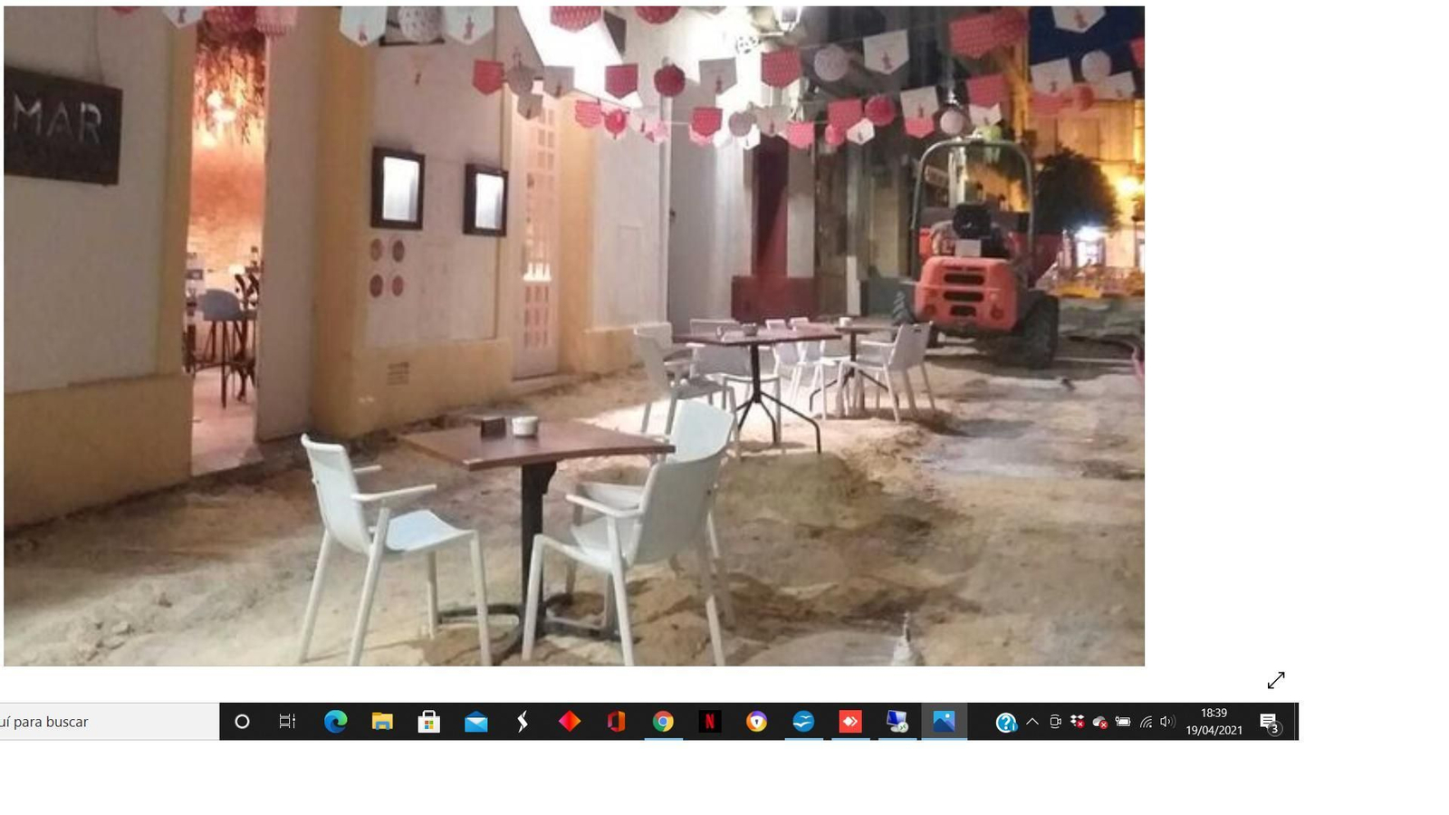 Farolillos en la calle Latorre la primavera del año pasado.