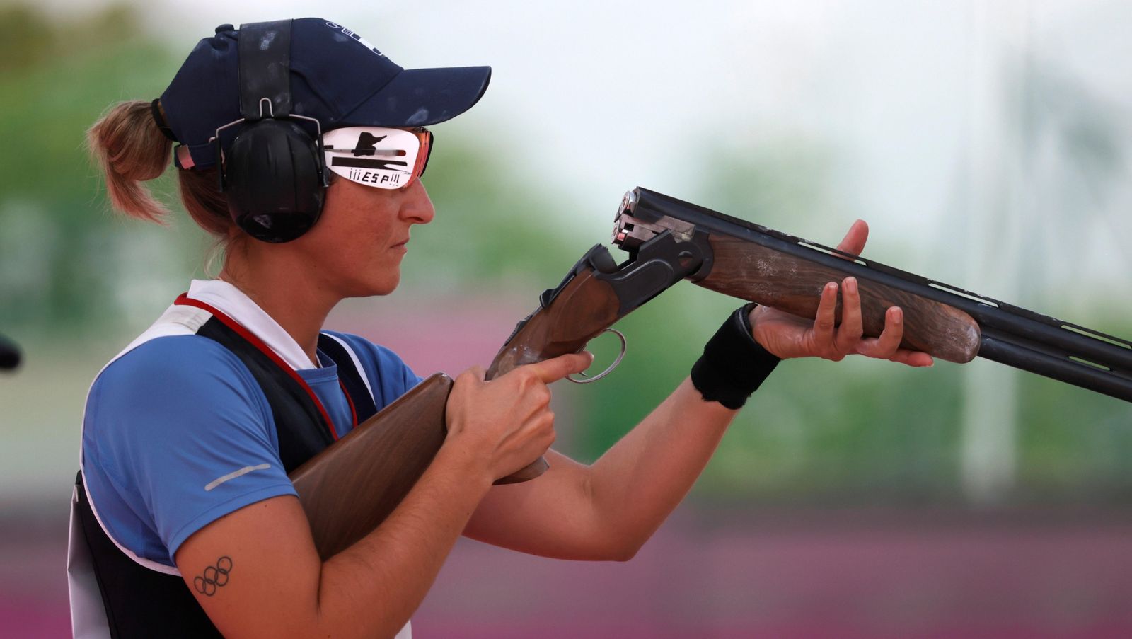 Fátima Gálvez, concentrada antes de un disparo en competición.