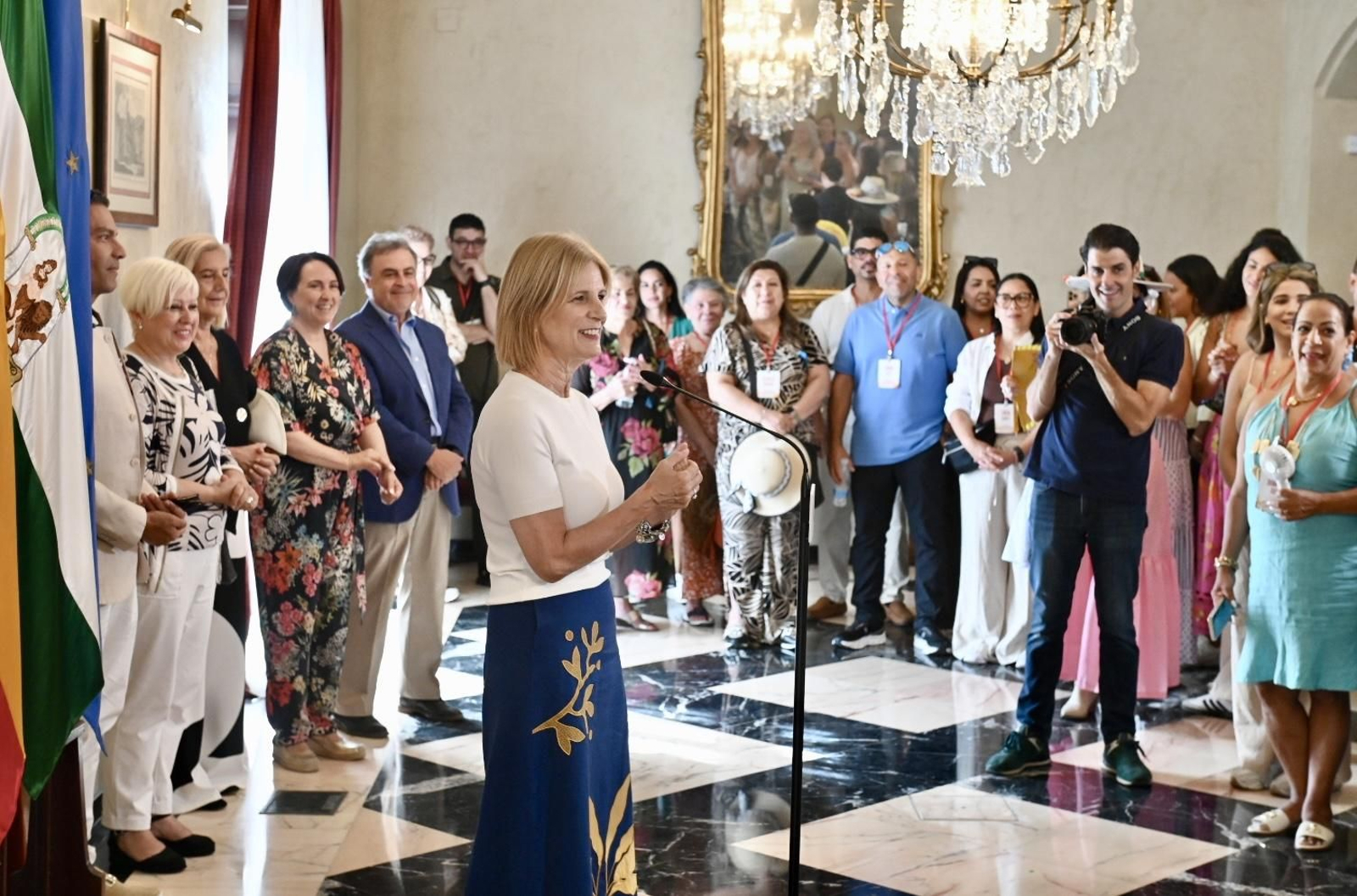 La alcaldesa de Jerez, María José García Pelayo, junto al teniente de alcaldesa de Turismo, Antonio Real, y la delegada de Comercio, Nela García, durante la recepción.