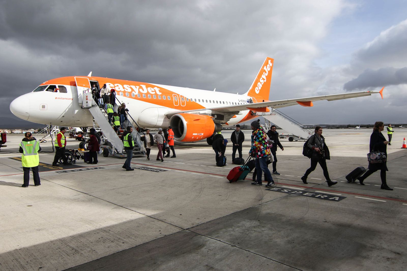 Un grupo de pasajeros descienden de un avión de Easyjet.