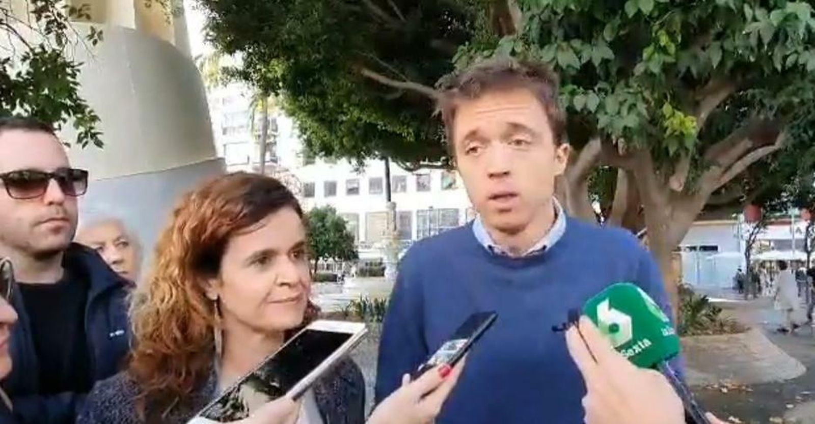 Íñigo Errejón con Esperanza Gómez este jueves en Sevilla.