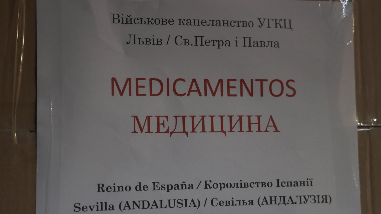 Uno de los carteles pegados a las cajas.