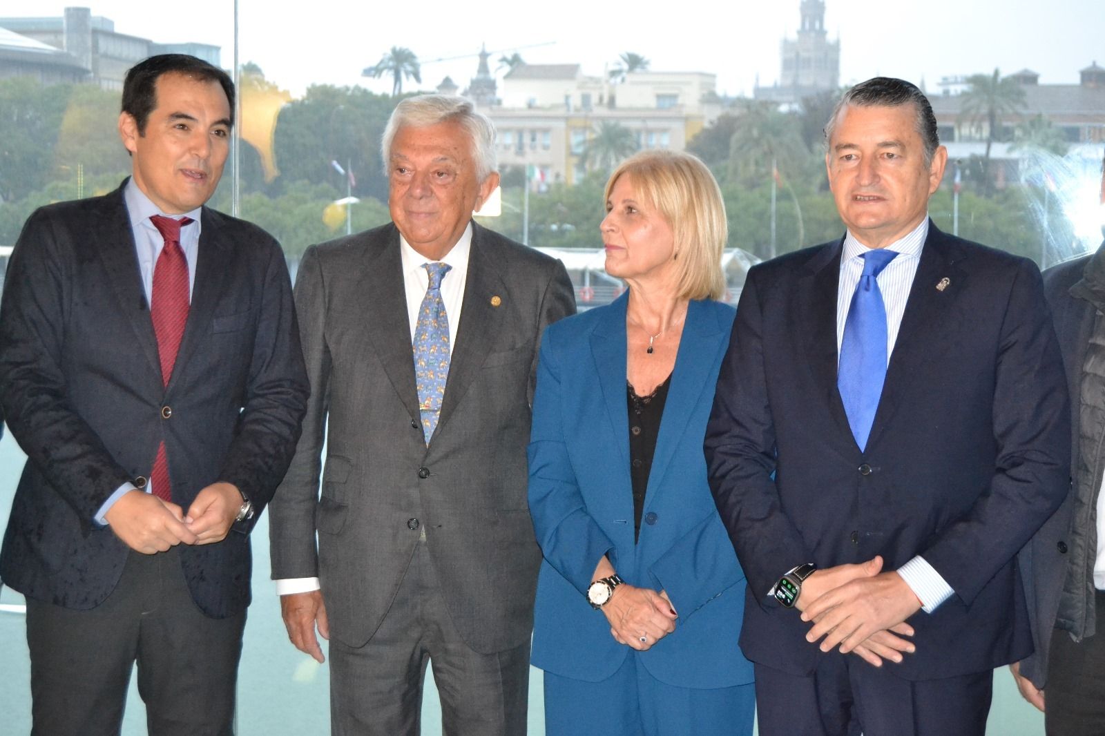 María José García-Pelayo, junto al consejero de Justicia, José Antonio Nieto; el presidente de la Cámara de Comercio de Sevilla, Francisco Herrero; y el consejero de la Presidencia, Antonio Sanz.