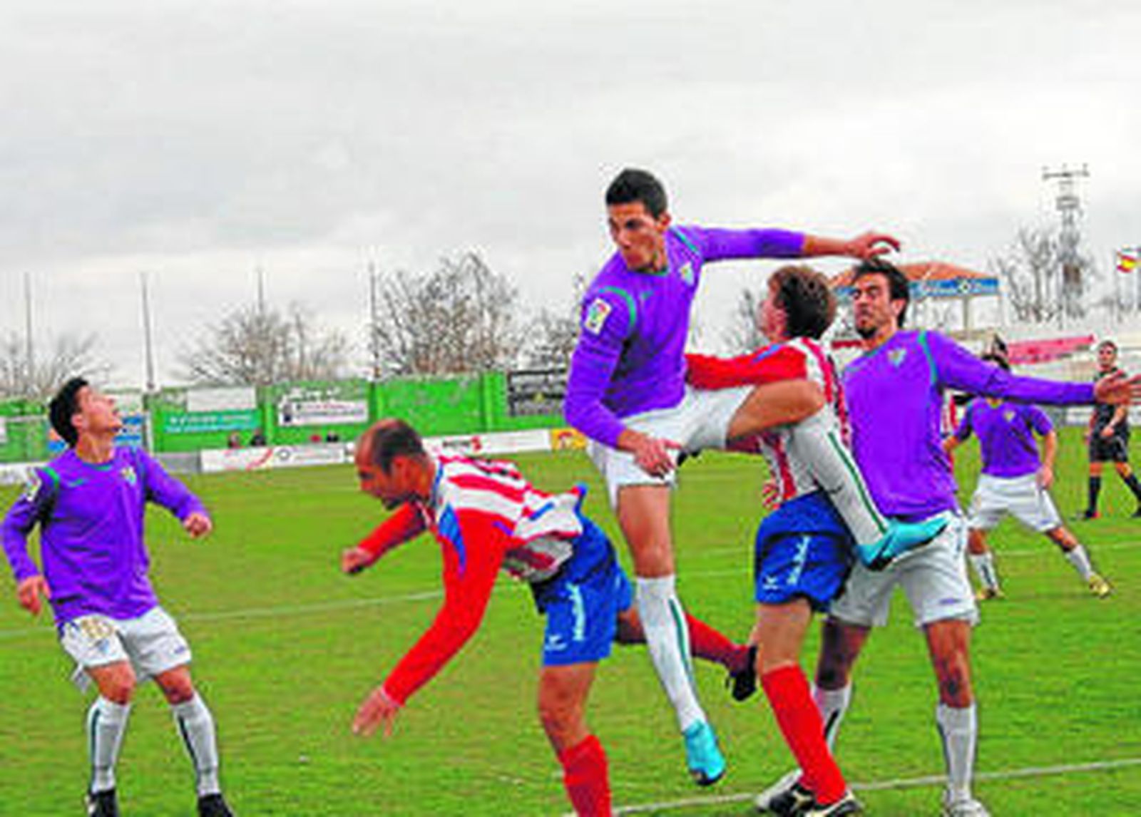 La zaga del Atlético Malagueño defiende el saque de un córner del Baza, ayer.