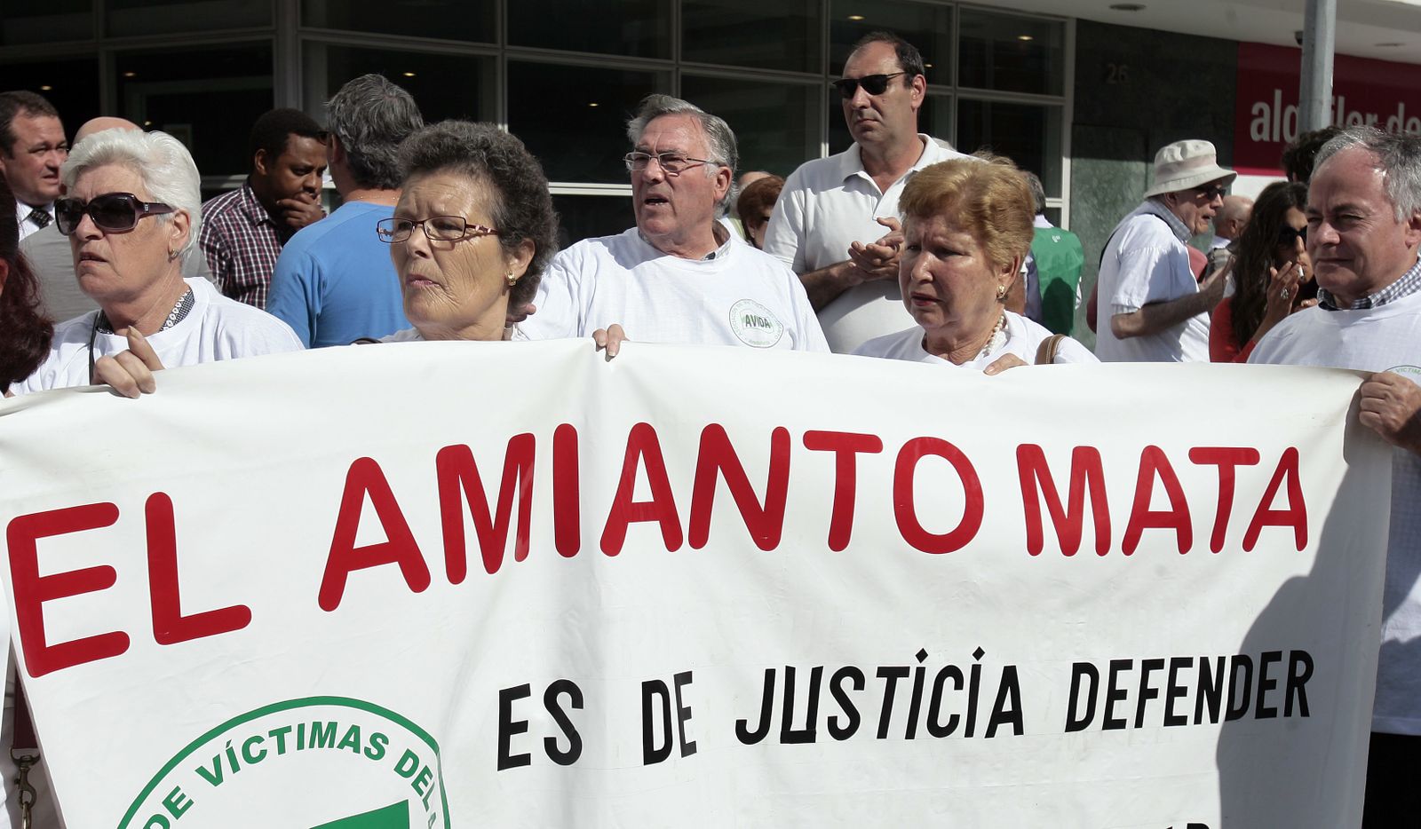 Familiares de los ex trabajador Uralita en el juicio.