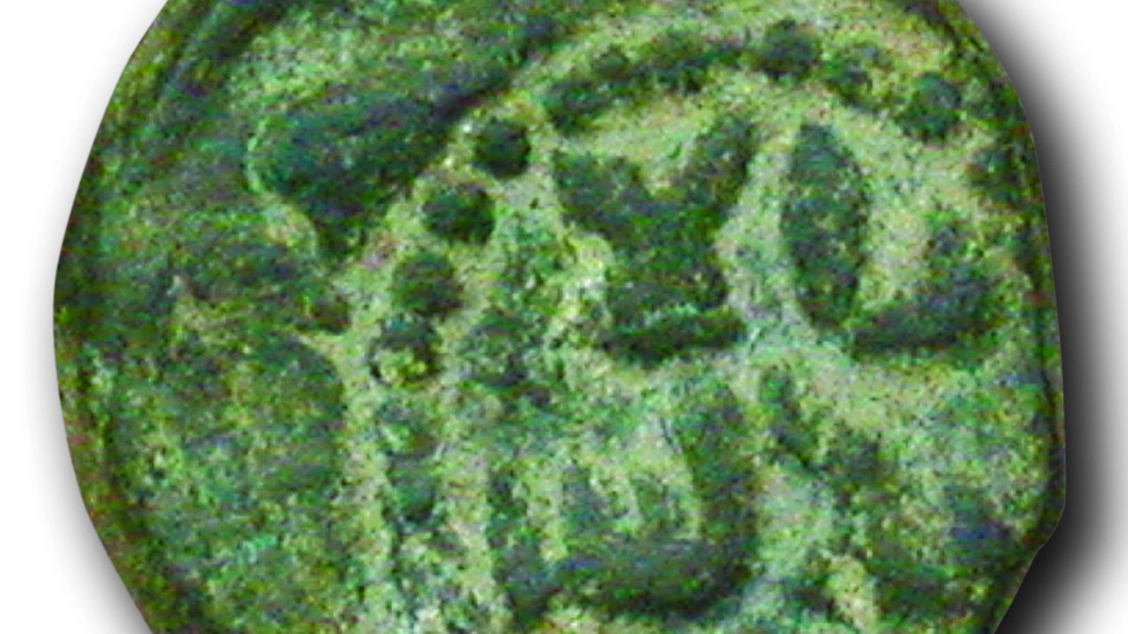 Moneda de cobre (felús) hallada en Algeciras, acuñada en los siglos VIII o IX. (Museo Municipal).