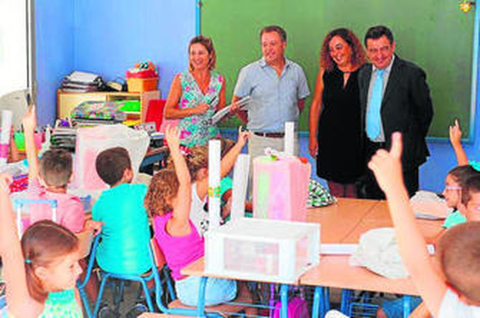 El alcalde, José Loaiza, ayer, en el CEIP Camposoto.
