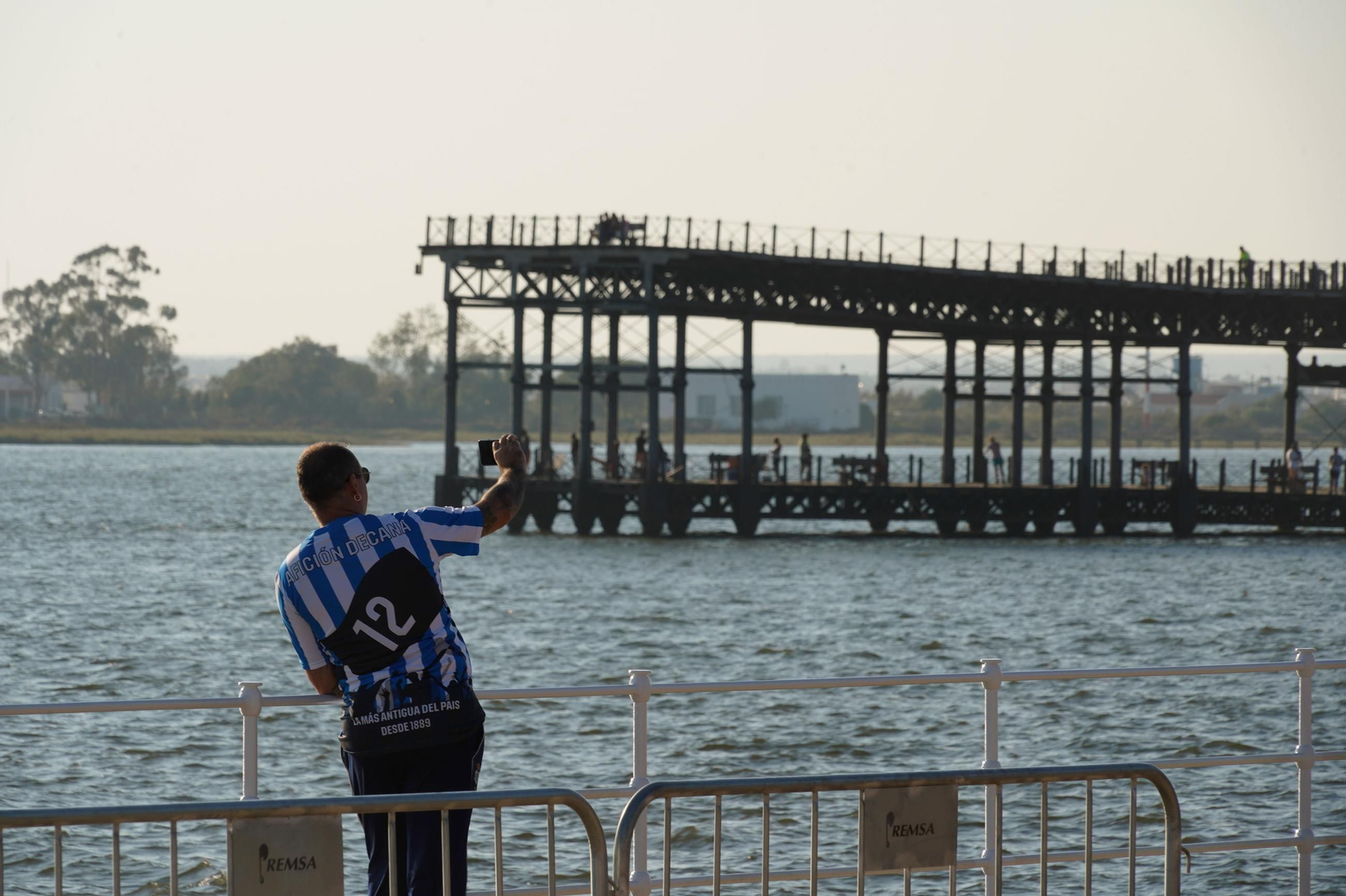 Imágenes de la convivencia de los aficionados del Córdoba F.C. y el Recreativo de Huelva en el Paseo de La Ría