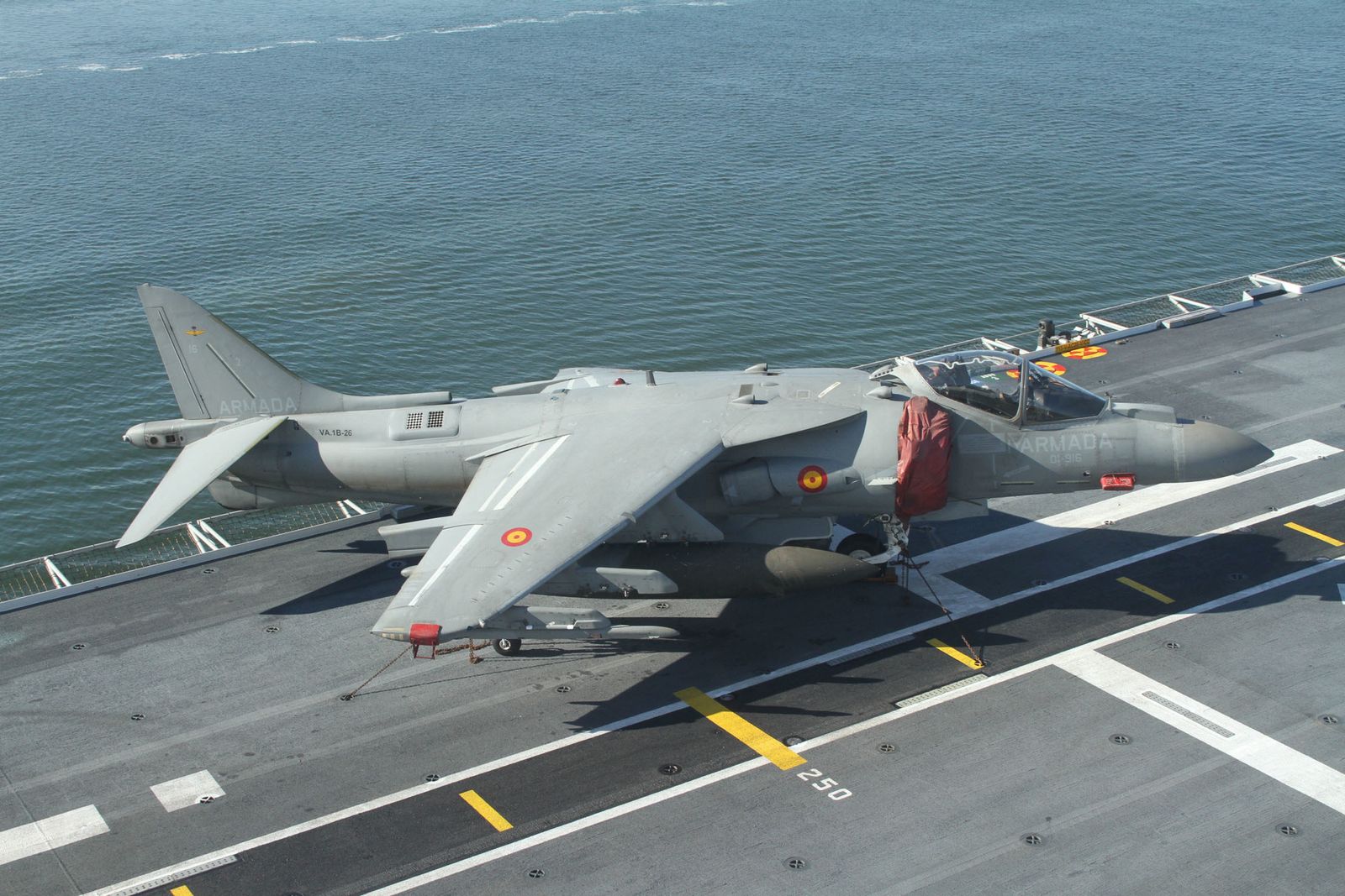 Imágenes de las primeras horas del portaaviones "Juan Carlos I" en el puerto de Huelva, durante su visita este fin de semana