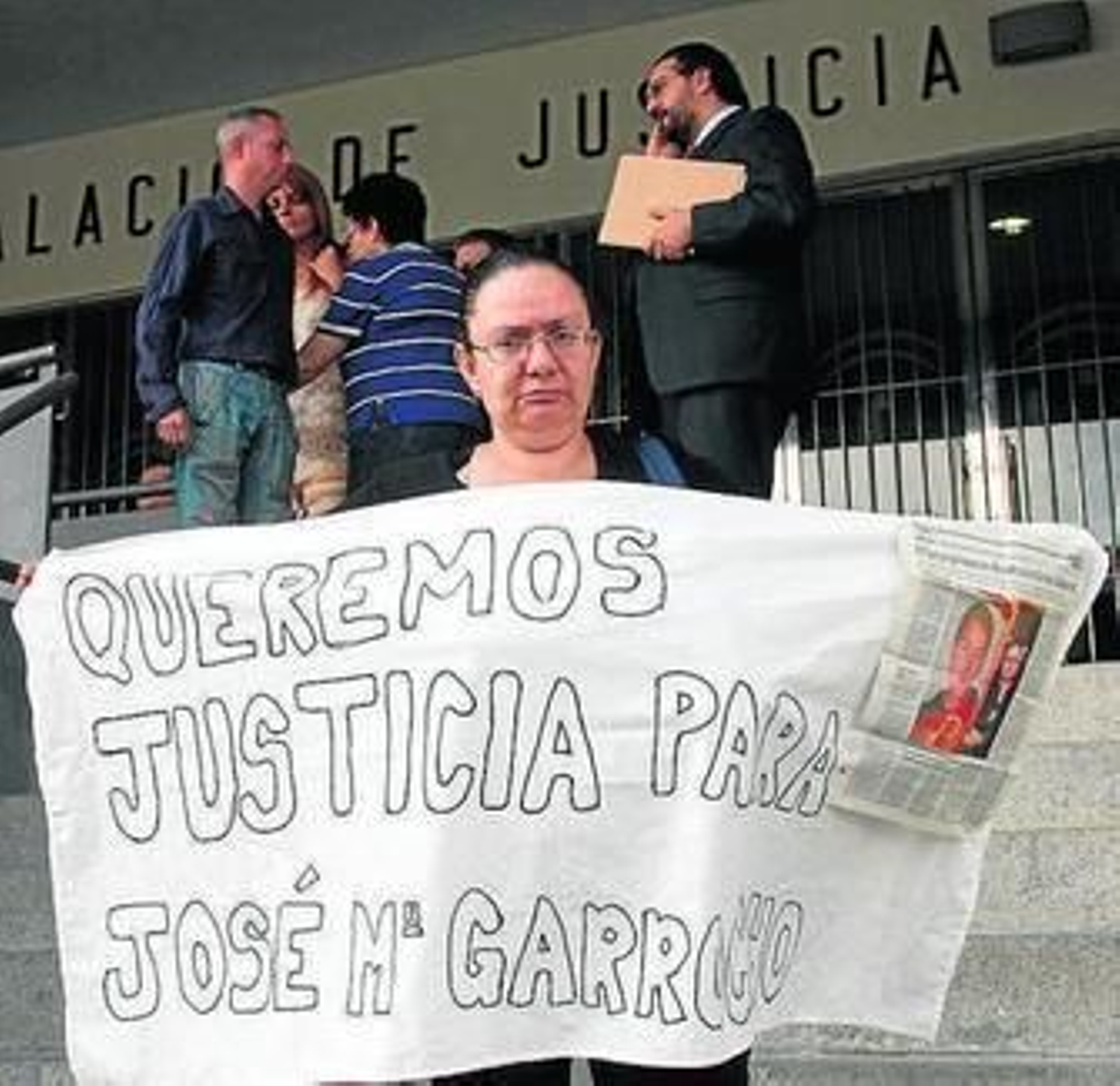 María del Carmen Espina, ayer, a las puertas del Palacio de Justicia.