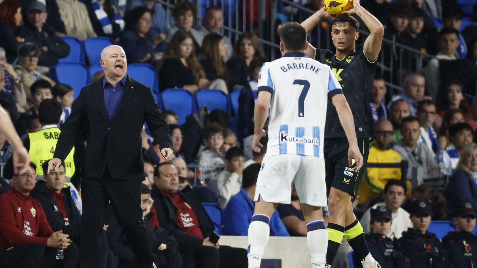 Pepe Mel da instrucciones con Marc Pubill preparado para sacar de banda.