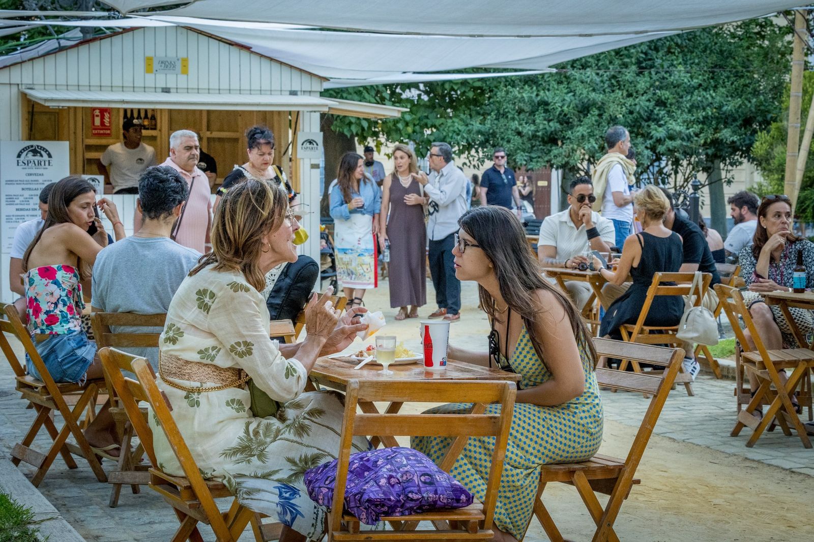 Las imágenes del mercado de Sures Festival en la Plaza España en Cádiz