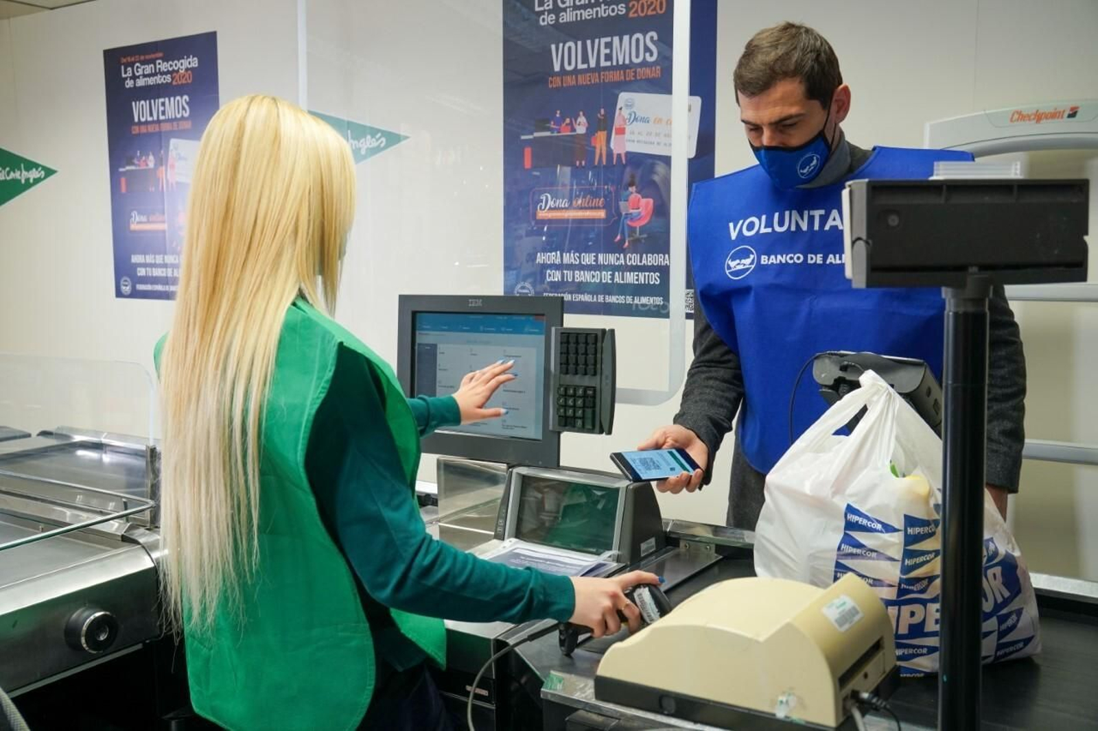 El exfutbolista Iker Casillas, colaborador habitual de los Bancos de Alimentos, ha inaugurado esta iniciativa en El Corte Inglés de Pozuelo de Alarcón.