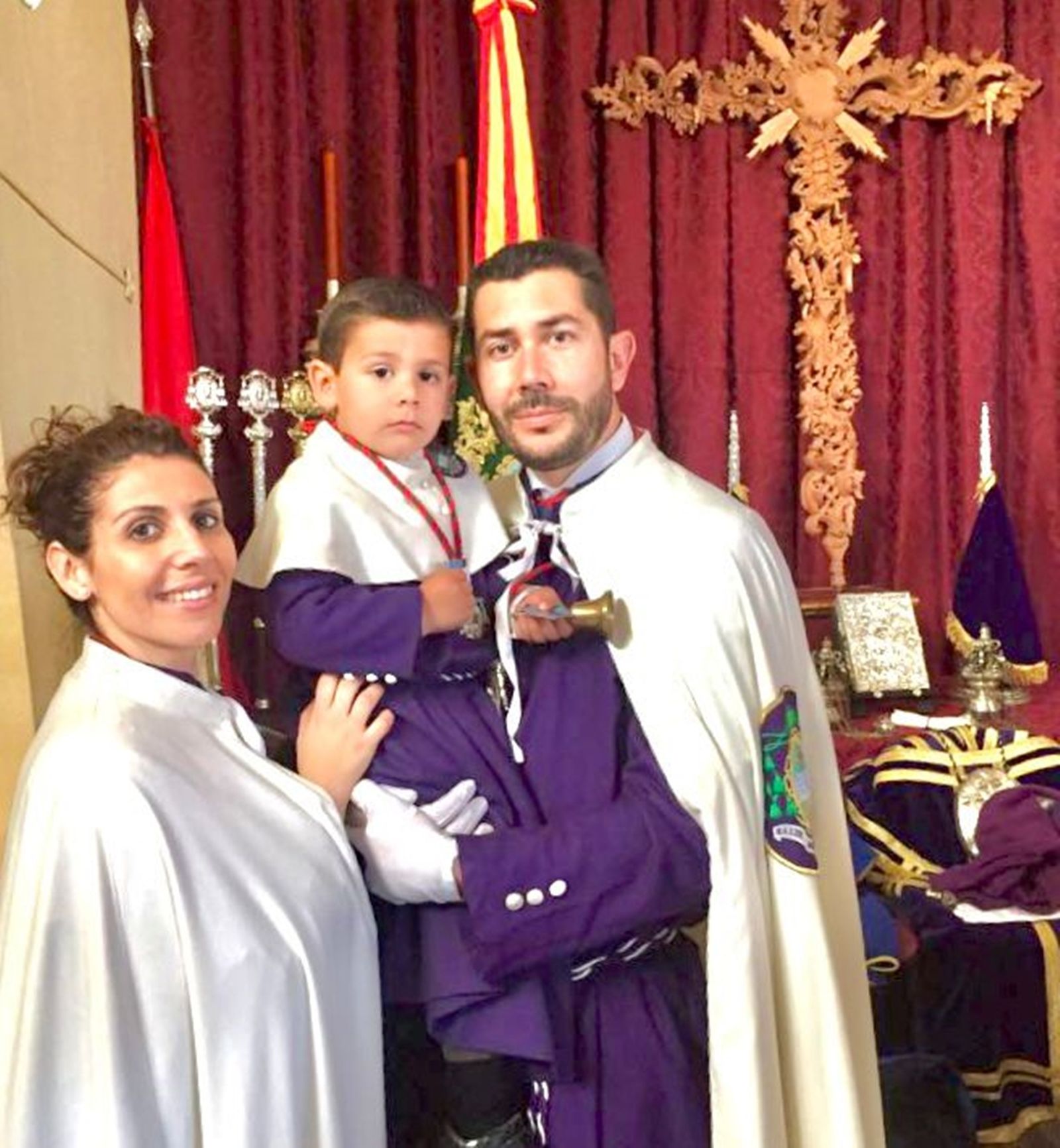 La familia González Hiniesta momentos antes de salir en la cofradía de la Salud.