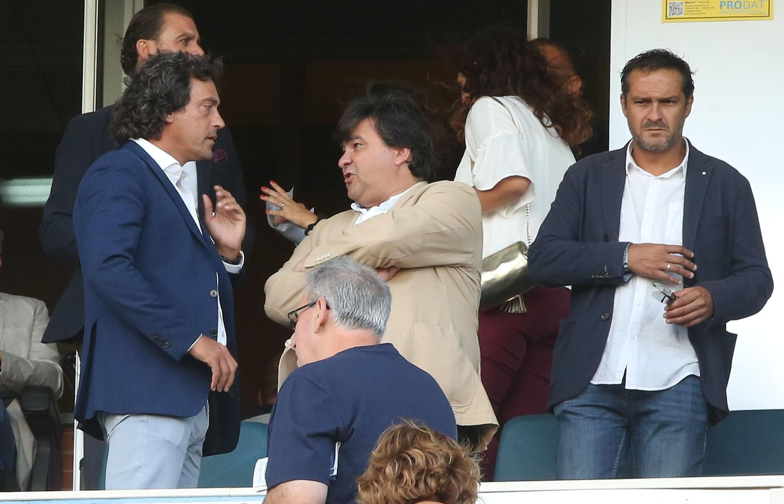 Juanma López conversa con el alcalde de Huelva, Gabriel Cruz, en el palco del Nuevo Colombino durante un partido en la temporada 17/18. Juanma López conversa con el alcalde de Huelva, Gabriel Cruz, en el palco del Nuevo Colombino durante un partido en la temporada 17/18.