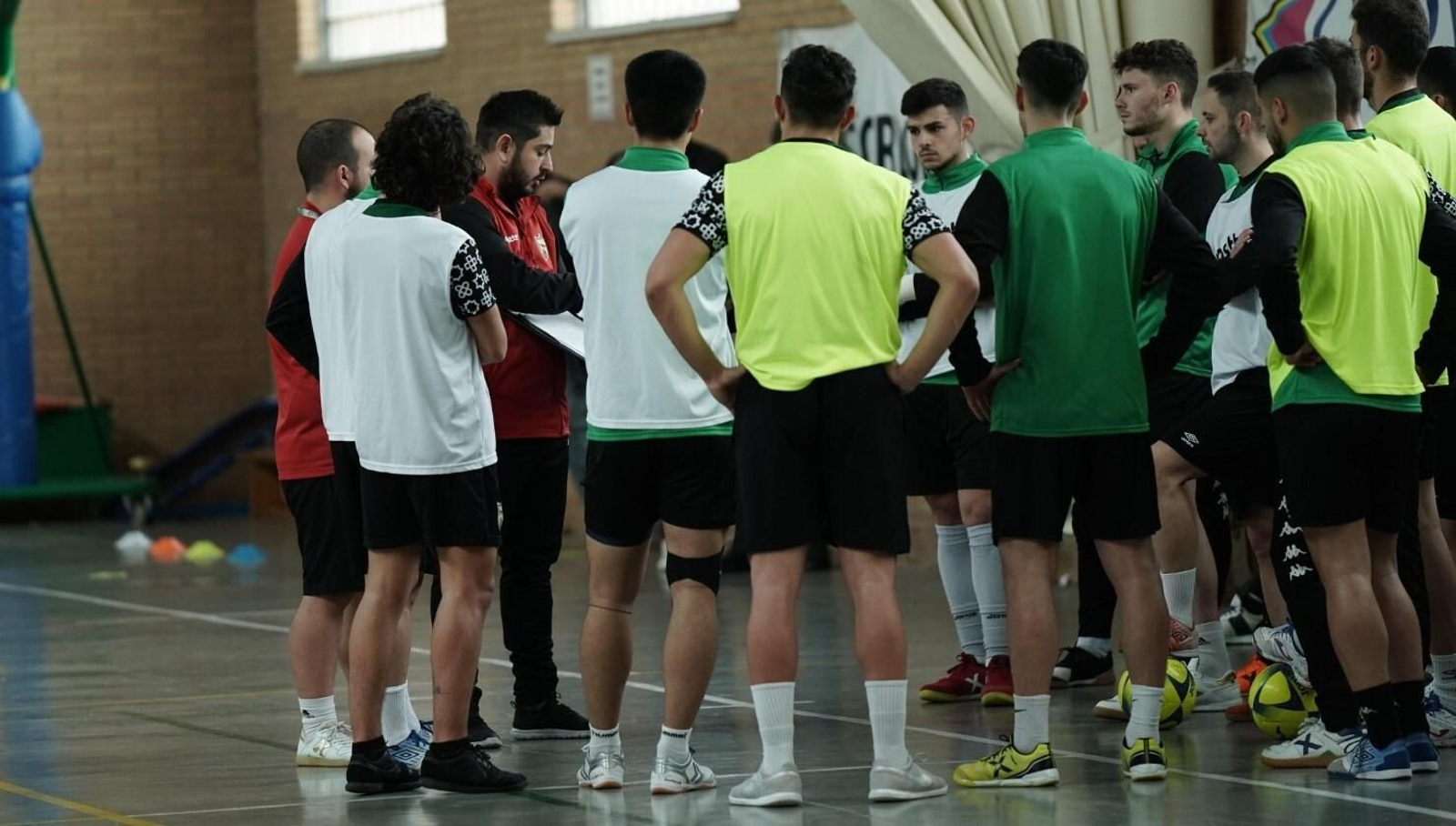Josan González se dirige a los jugadores en su primera sesión en el Córdoba Futsal.