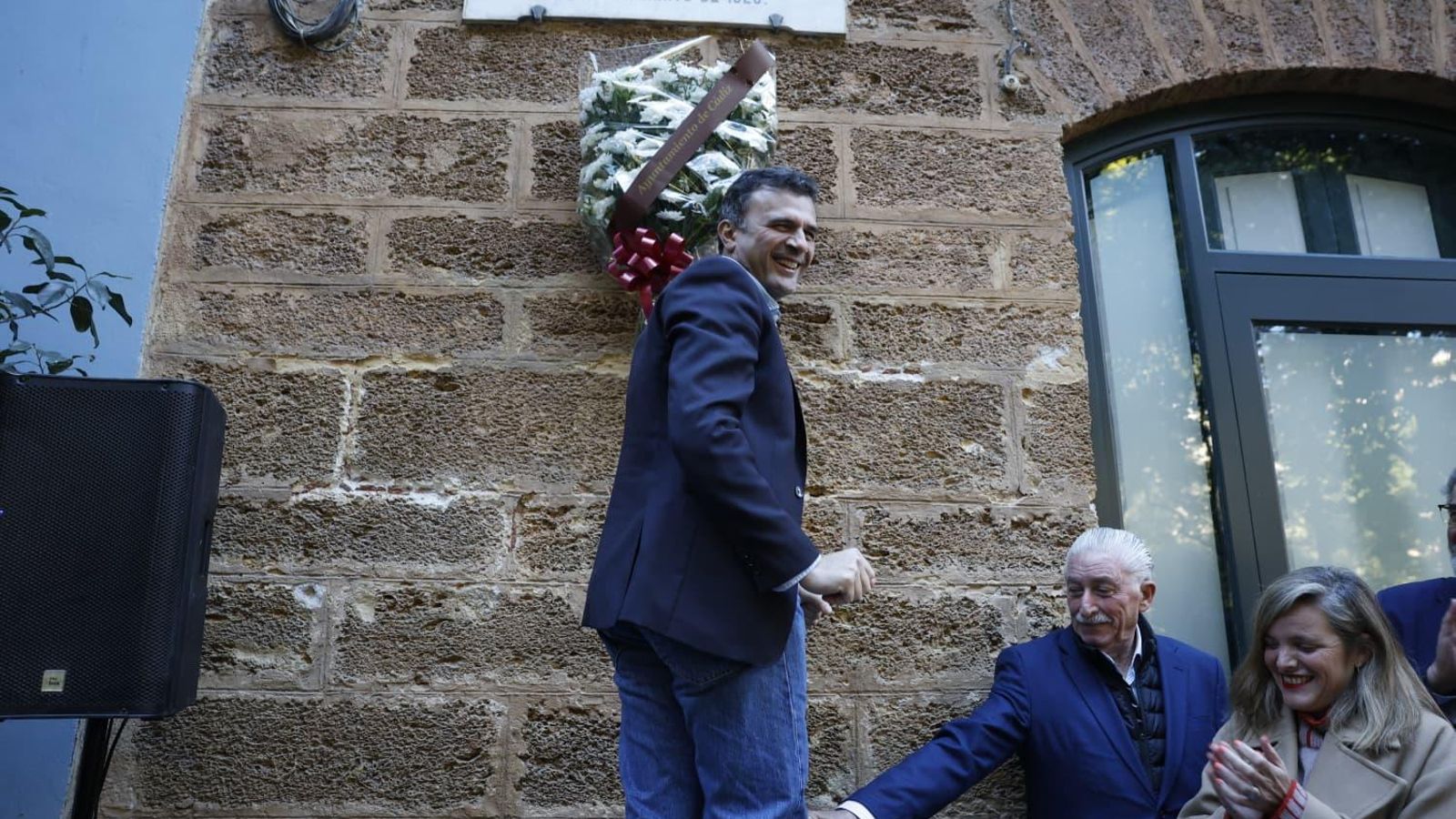 El alcalde Bruno García tras poner el ramo de flores ante la casa natal de Falla.