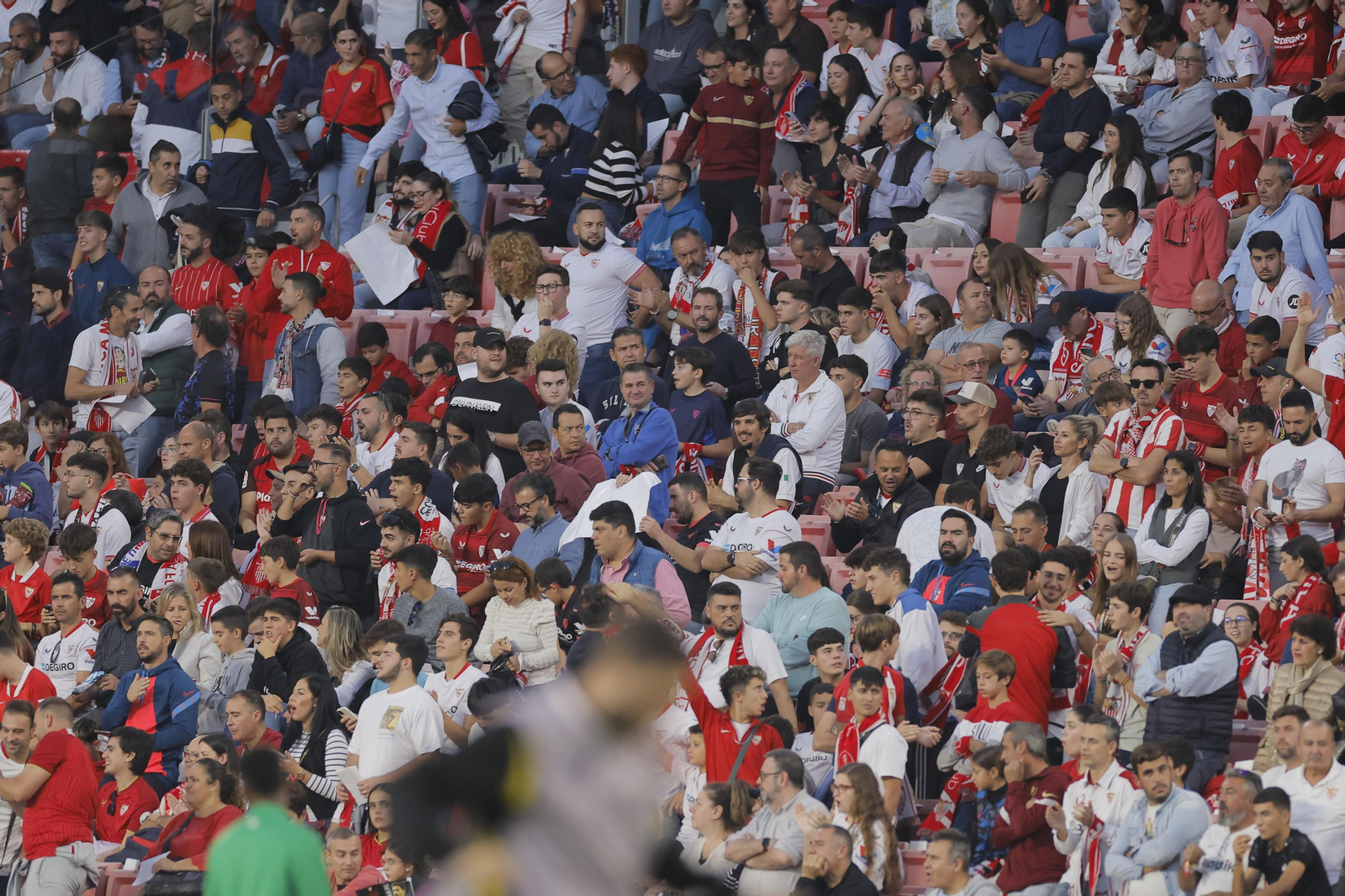 Búscate en las fotos del Sevilla-Betis