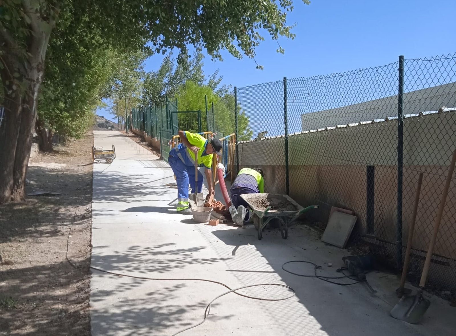 Los operarios municipales instalando el alumbrado público en la avenida San Rafael.