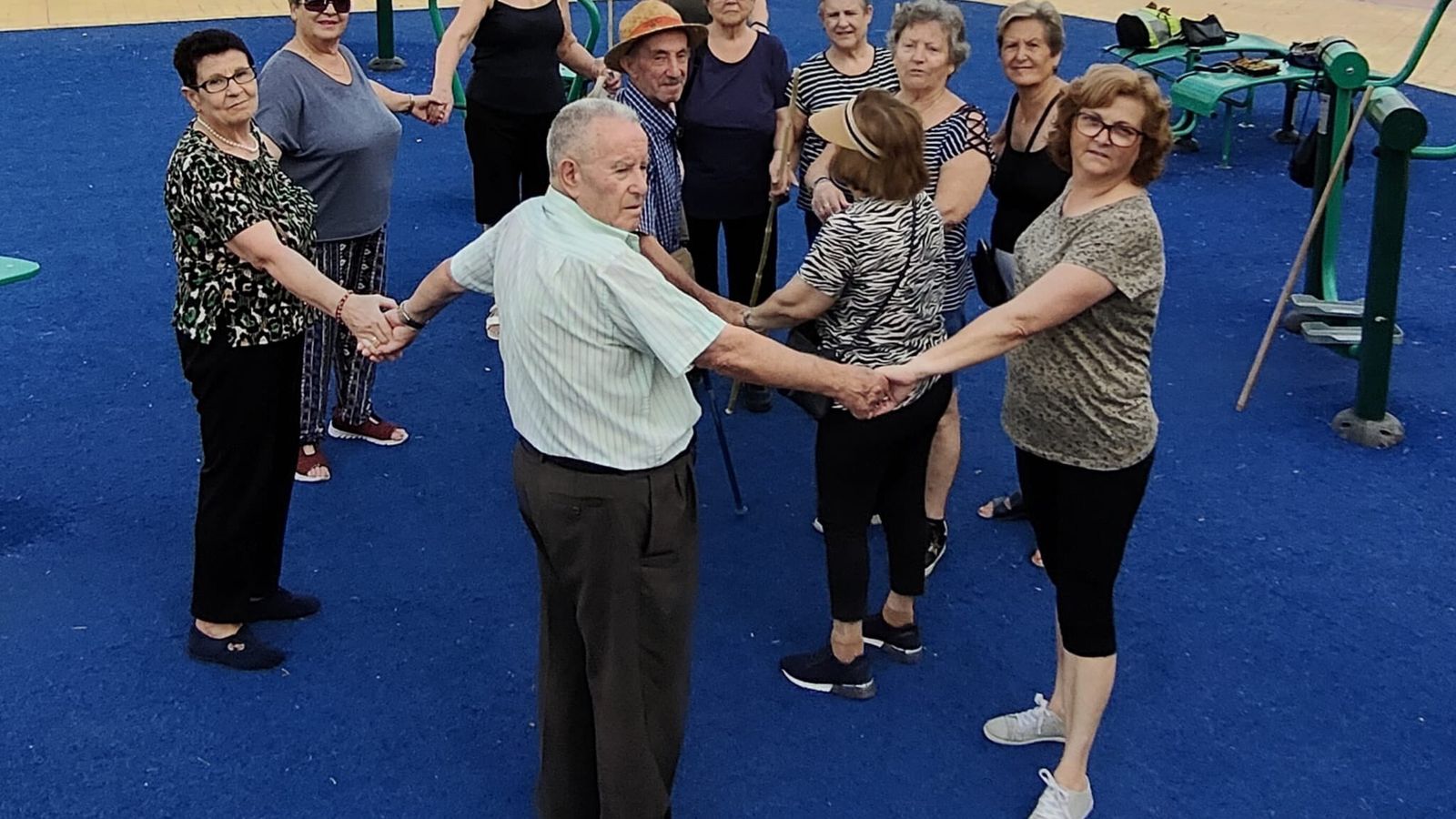 Las actividades se realizan al aire libre en el parque biosaludable