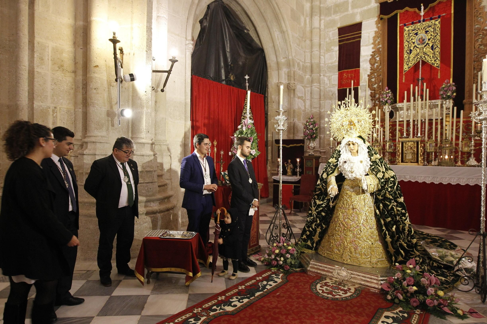 Hermanos de la Cofradía de Estudiantes ante su titular mariana.