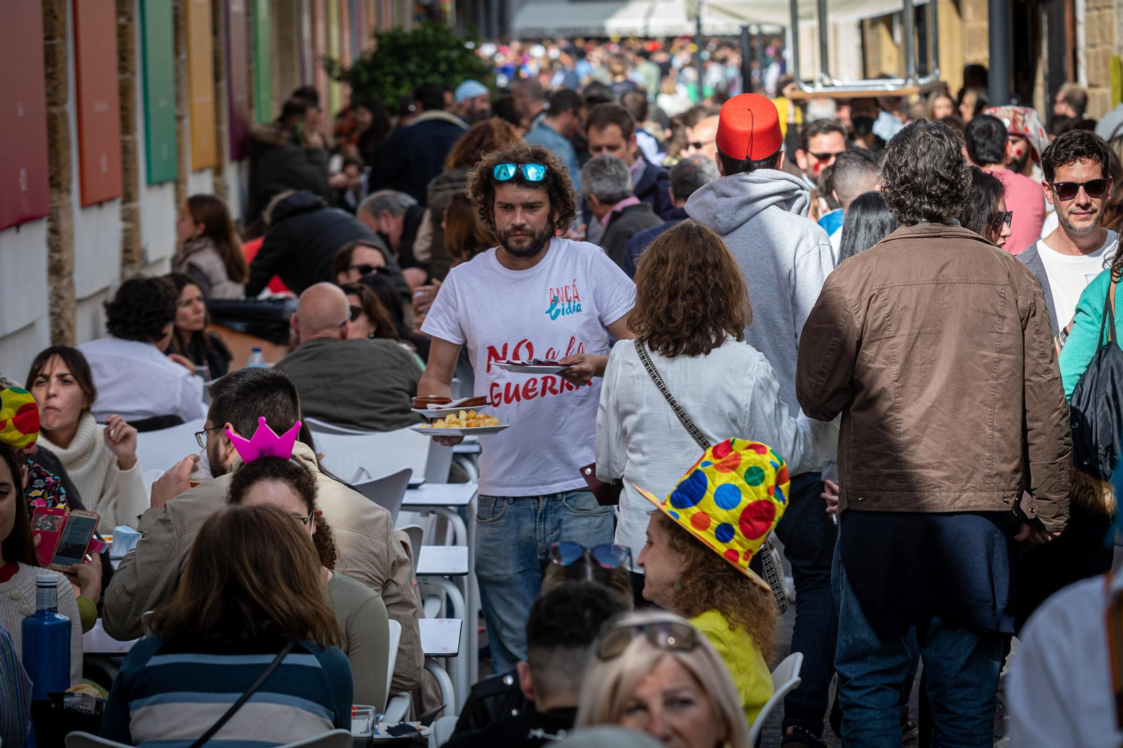 Mesas llenas en el bar Ancá Lidia, en la calle Libertad, durante el primer fin de semana de Carnaval.