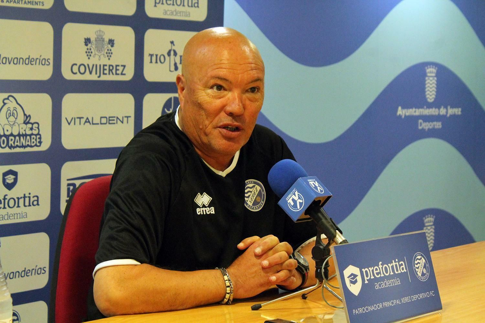 García Tébar, en un momento de su rueda de prensa en Chapín.